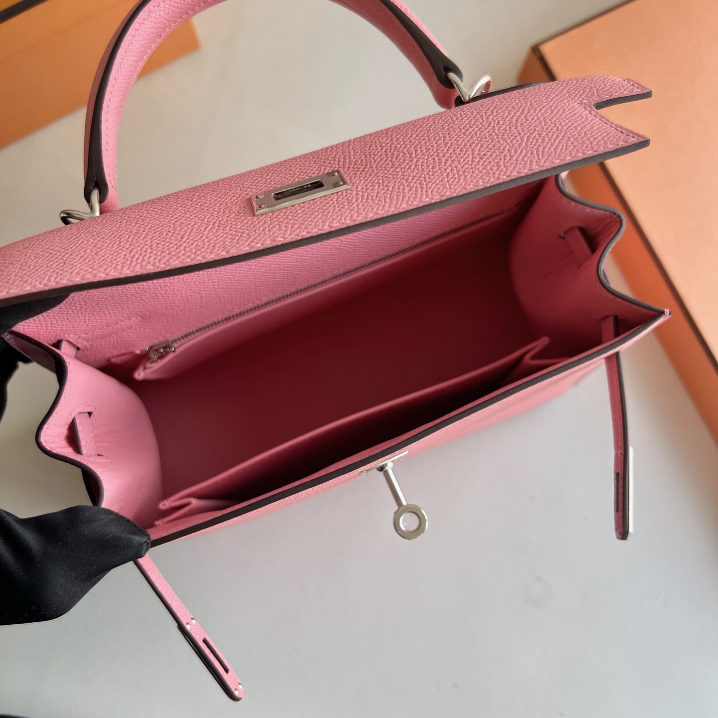 Kelly 25cm Epsom Color: 1Q Milkshake Powder Rose Confetti Fully handmade wax stitching Original hardware hand-engraved silver buckle customized✈️ - Image 3