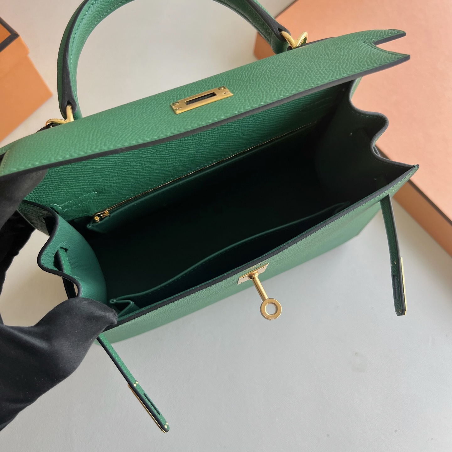 Kelly 25cm Epsom Color: U4 velvet green U4 Vert vertigo fully handmade wax thread sewing Original hardware hand-engraved gold buckle customized✈️ - Image 6