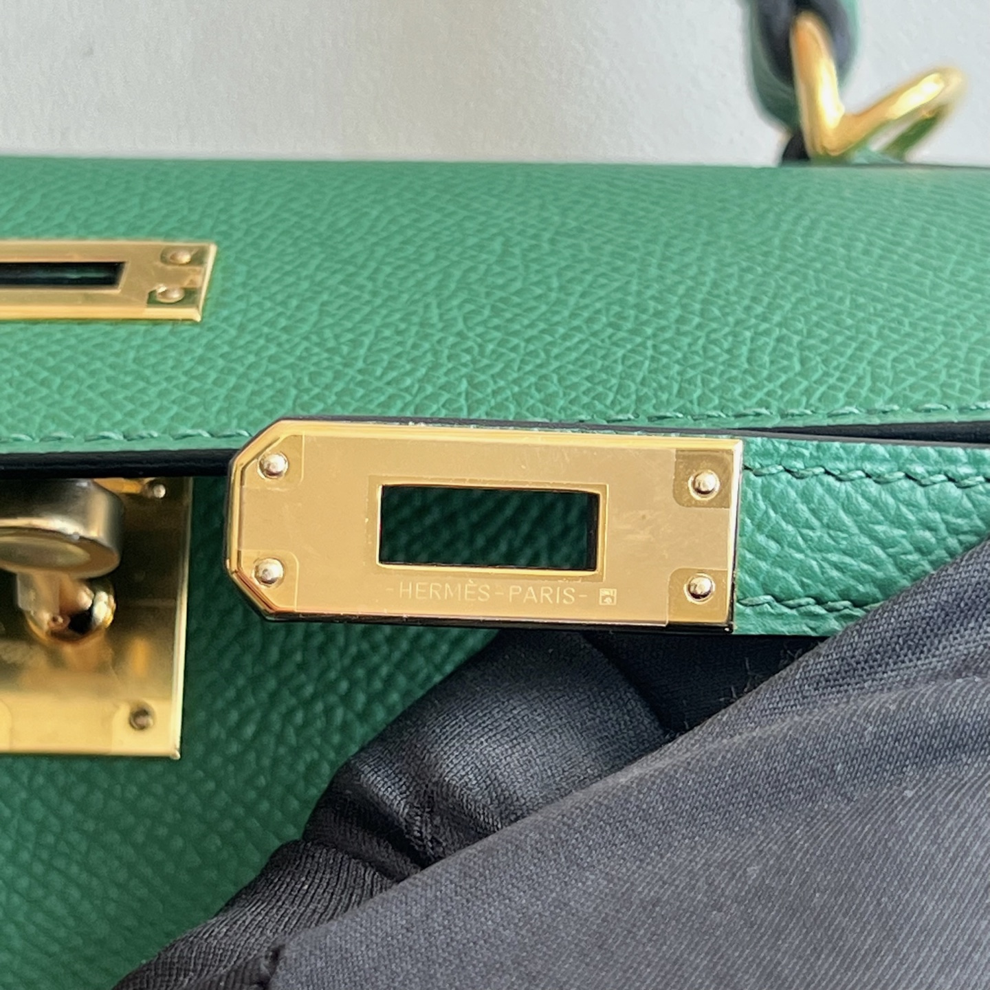 Kelly 25cm Epsom Color: U4 velvet green U4 Vert vertigo fully handmade wax thread sewing Original hardware hand-engraved gold buckle customized✈️ - Image 9