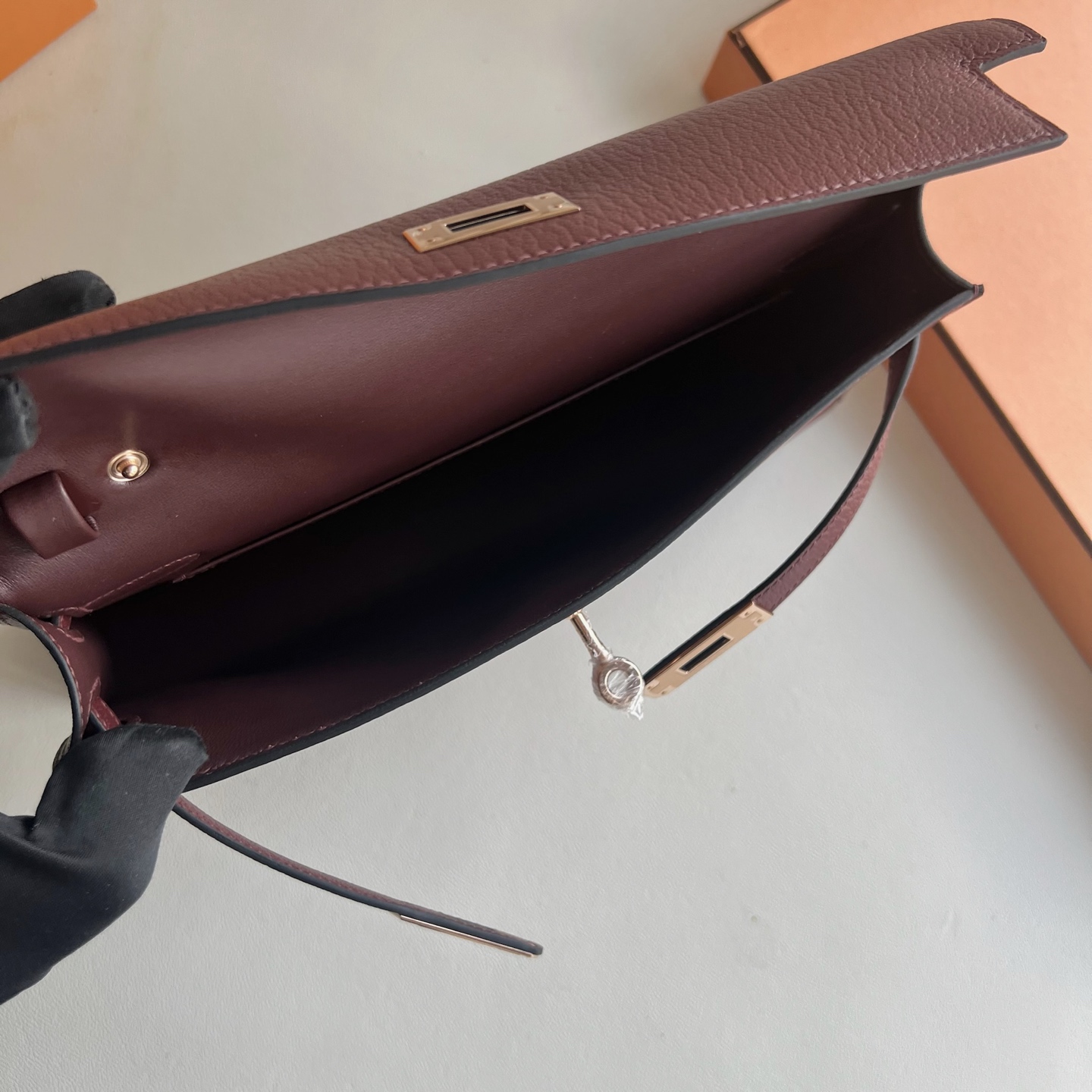 Kelly Elan 27cm Chevre imported goatskin Color: Ck55 Hermès Red Rouge H Rghw Fully handmade wax stitching Rose gold buckle customized✈️ - Image 6