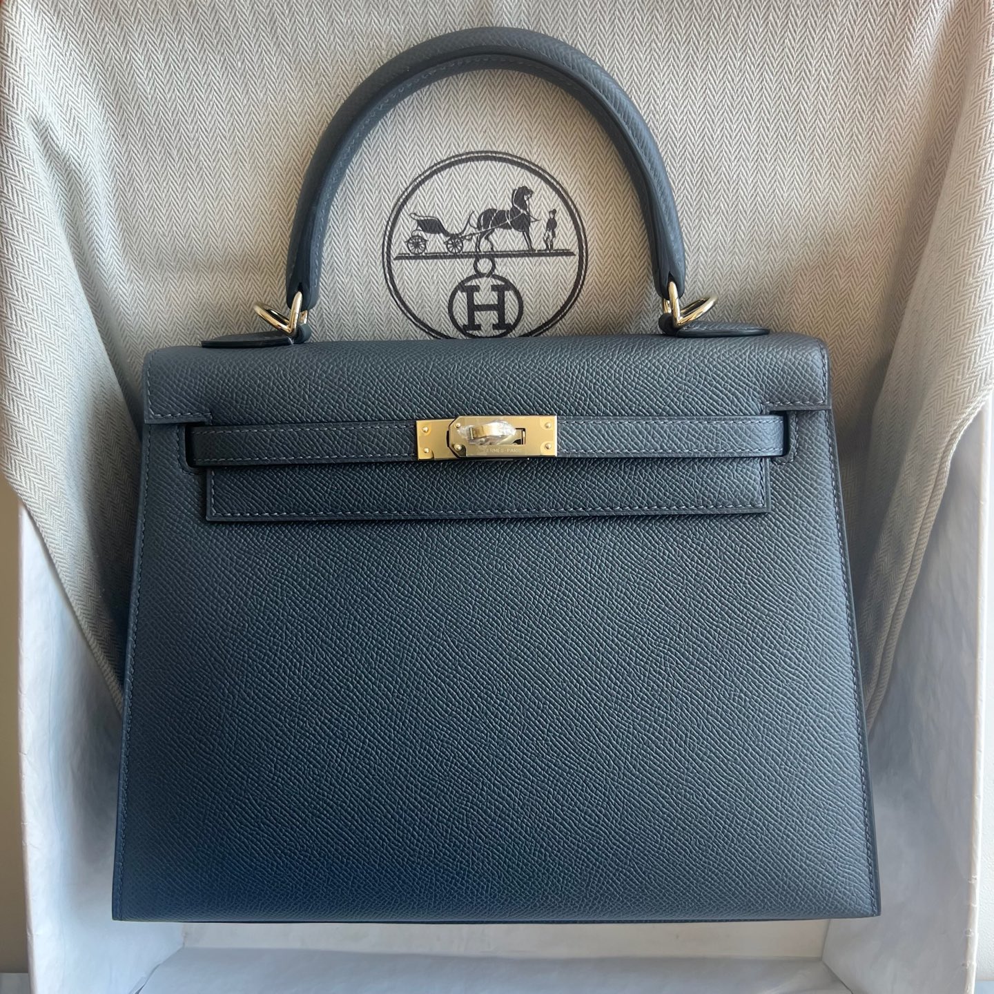Kelly 25cm Epsom Color: H0 haze gray, light gold gold buckle, fully handmade wax stitching Permabrass Hardware Customized✈️ - Image 8