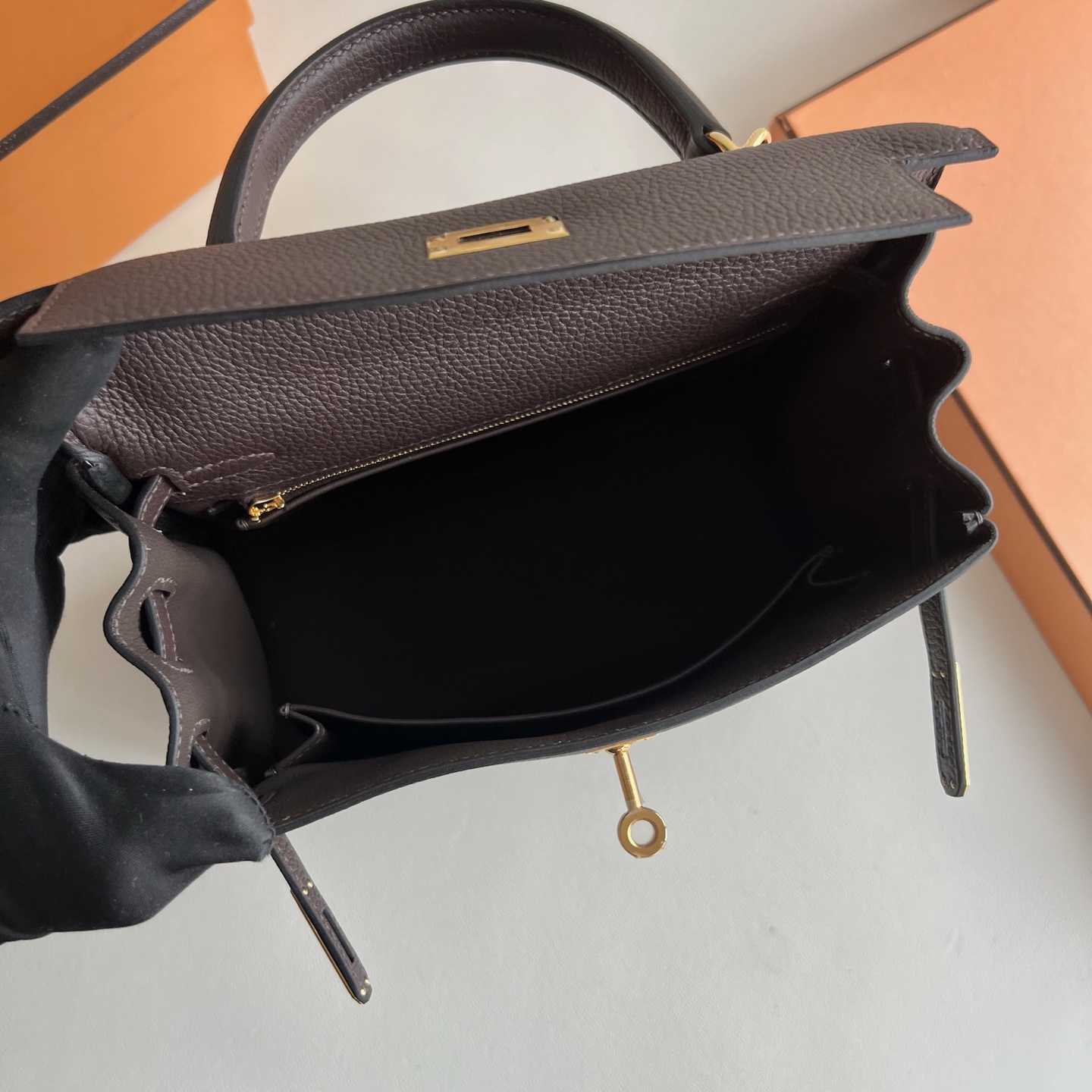 Kelly 25cm Togo original calfskin imported from Germany Color: 47 Chocolate Chocolate color Fully handmade wax thread sewing Gold buckle customized✈️ - Image 6