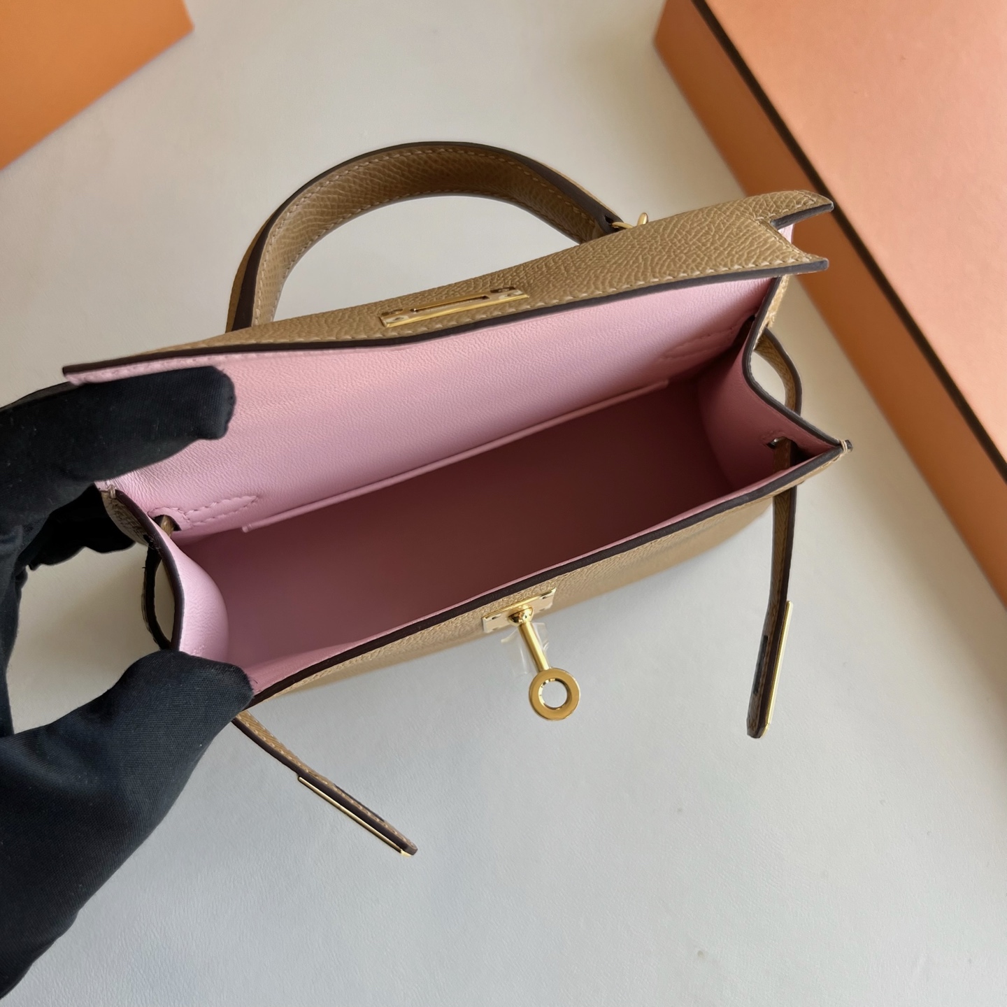 Spot Kelly Mini 19cm Epsom Color: 4B biscuit color with 3Q new pink inside, fully handmade wax stitching Gold buckle Stock - Image 6