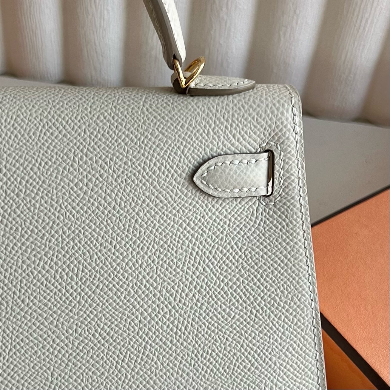 Spot Kelly Mini 19cm Epsom Color: 10 milkshake white Craie handmade wax stitching Gold buckle Stock - Image 5