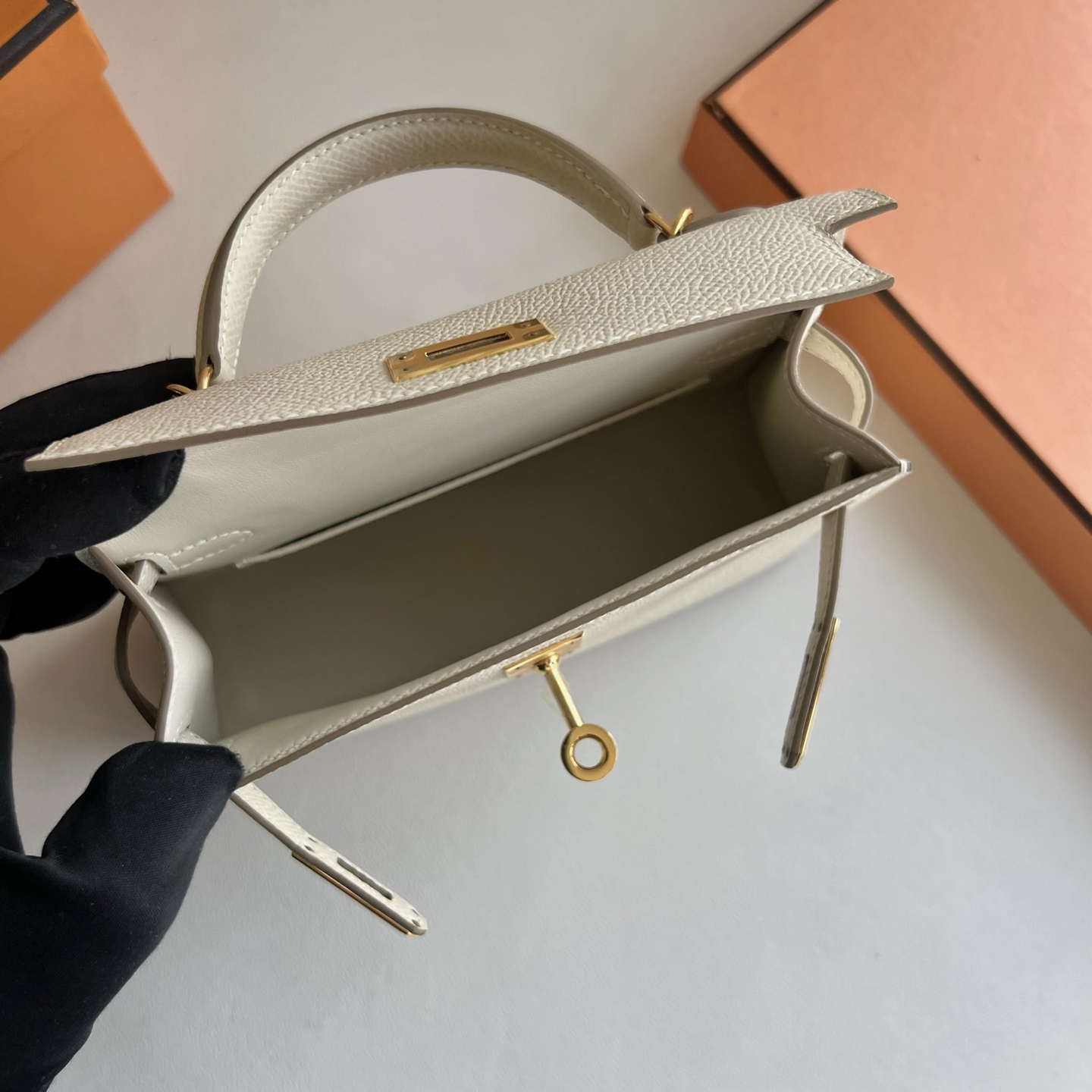 Spot Kelly Mini 19cm Epsom Color: 10 milkshake white Craie handmade wax stitching Gold buckle Stock - Image 6