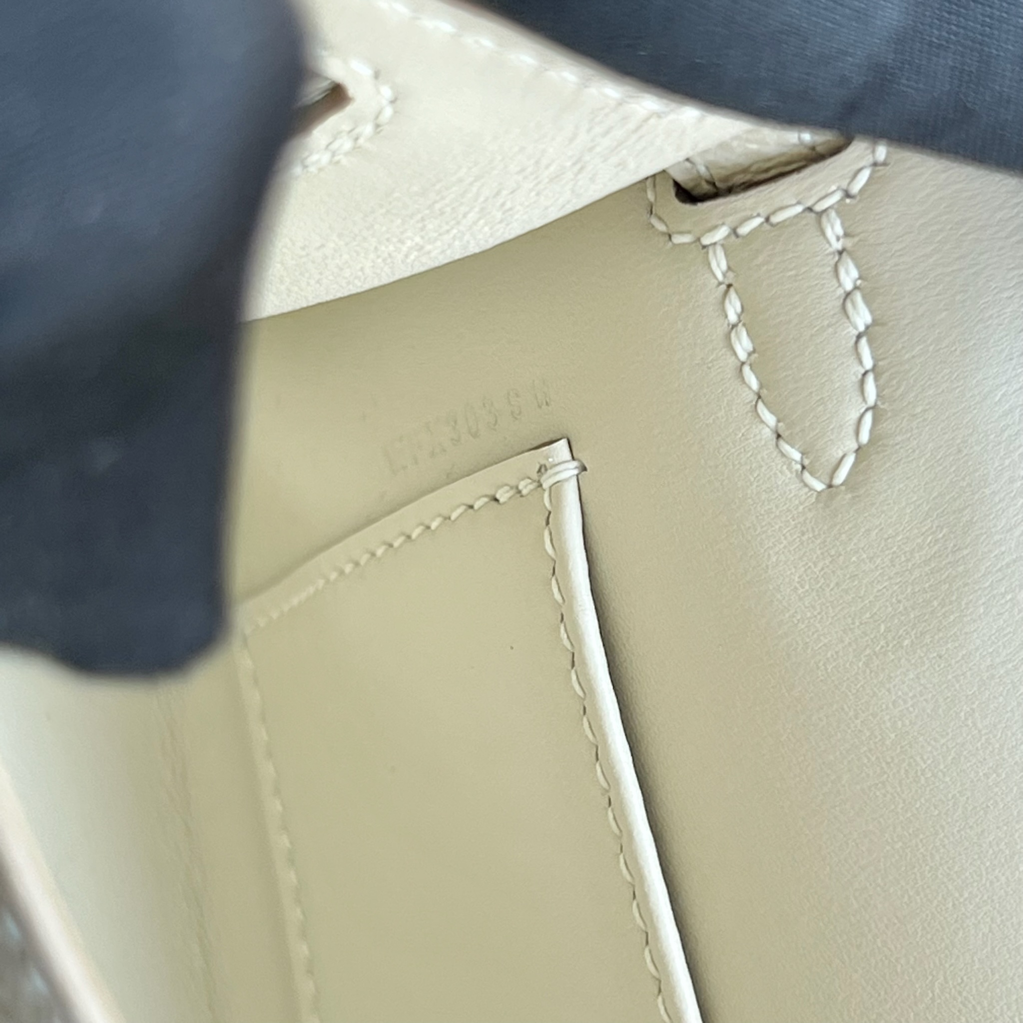 Spot Kelly Mini 19cm Epsom Color: 10 milkshake white Craie handmade wax stitching Gold buckle Stock - Image 8