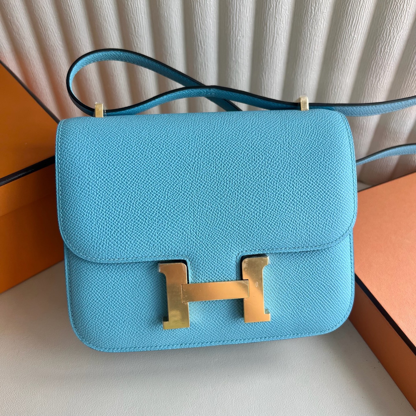 Constance 18cm Epsom Color: 7N candy blue, fully handmade wax stitching Gold buckle customized✈️