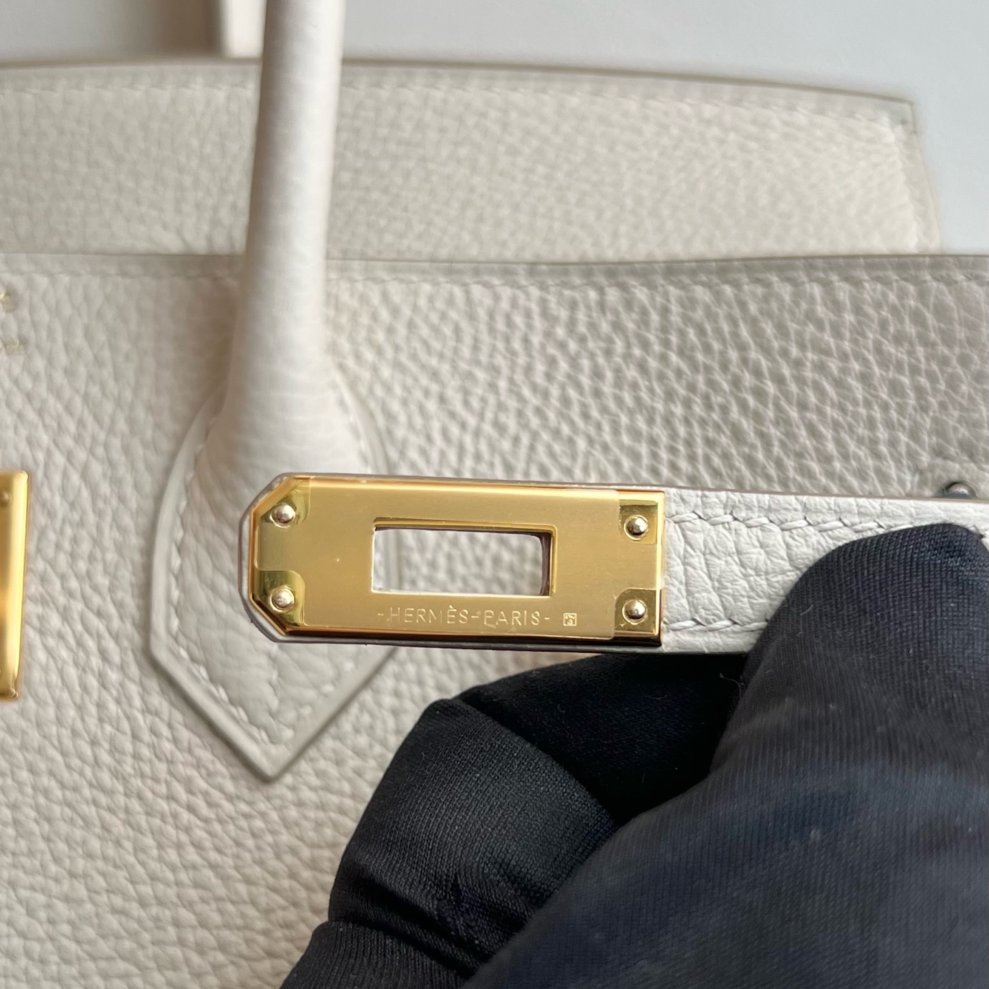 Birkin 25cm Togo original calfskin imported from Germany Color: Ck10 milkshake white Craie fully handmade wax stitching Original hardware hand-engraved Gold buckle customized✈️ - Image 9