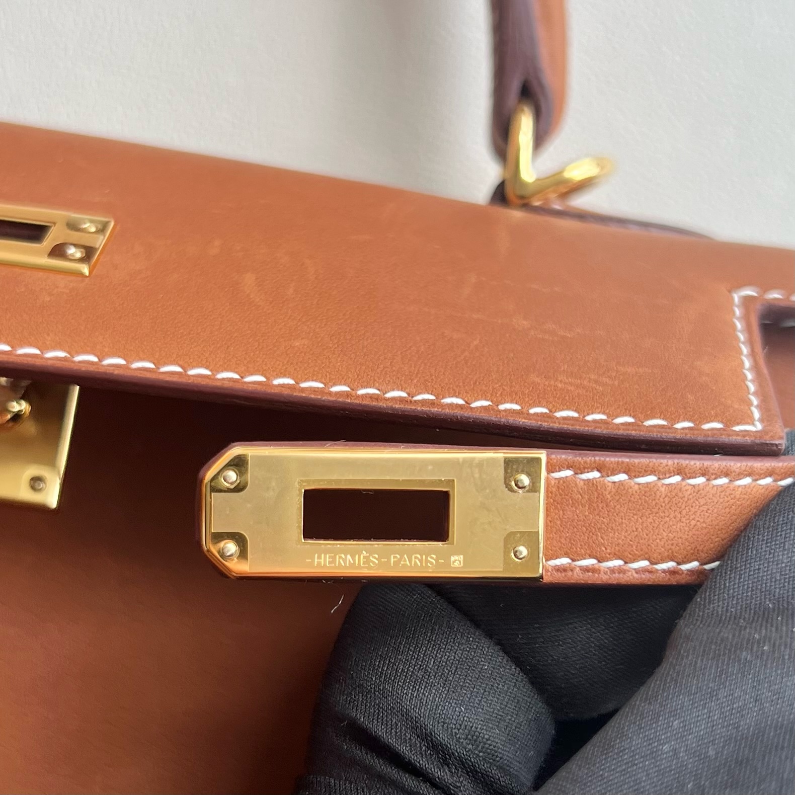 Kelly 25cm Barenia outseam plain saddle leather Color: 34 Fauve original color gold buckle fully handmade wax stitching Gold buckle customized✈️ - Image 7