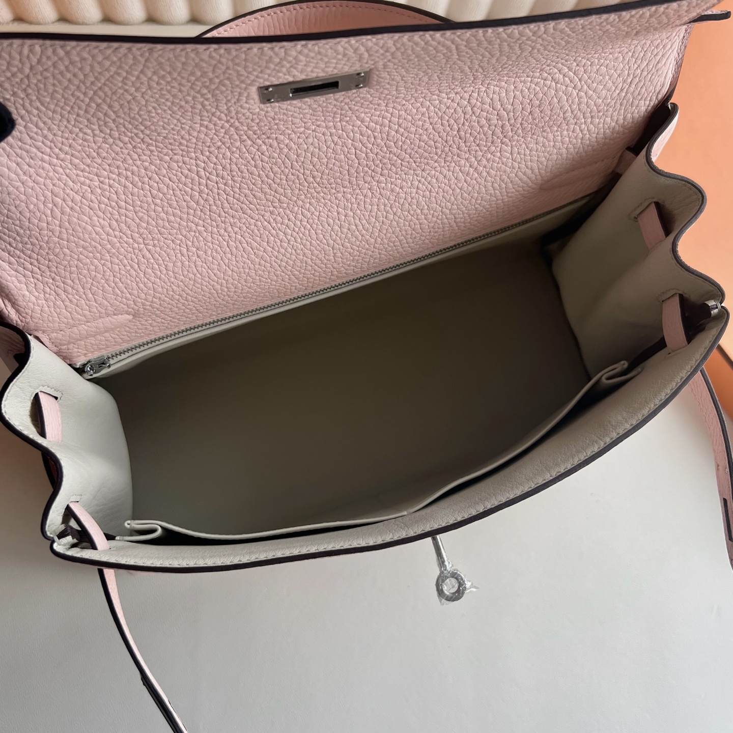 Kelly 32cm Clemence original imported large cowhide leather Color: M7 love powder inside, M4 milk gray, fully handmade wax stitching Frosted silver buckle customized✈️ - Image 4
