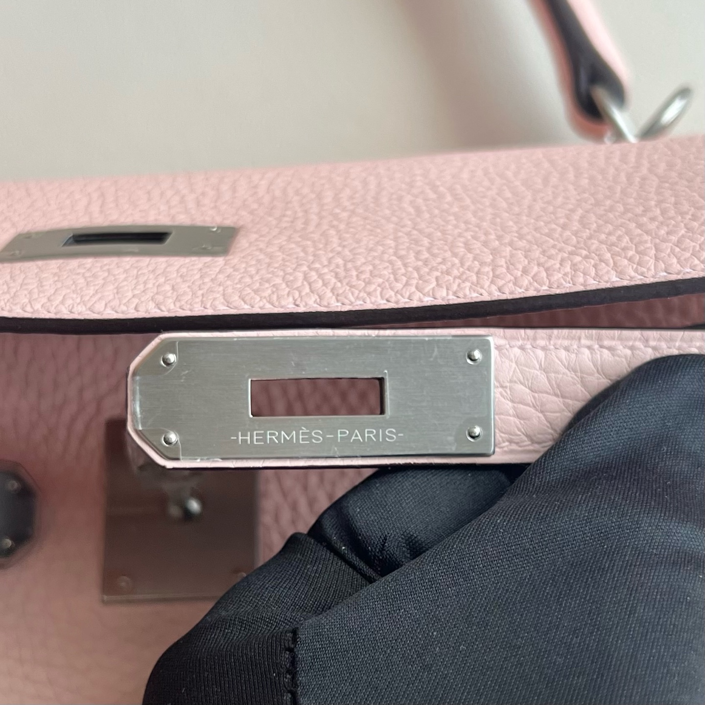 Kelly 32cm Clemence original imported large cowhide leather Color: M7 love powder inside, M4 milk gray, fully handmade wax stitching Frosted silver buckle customized✈️ - Image 7