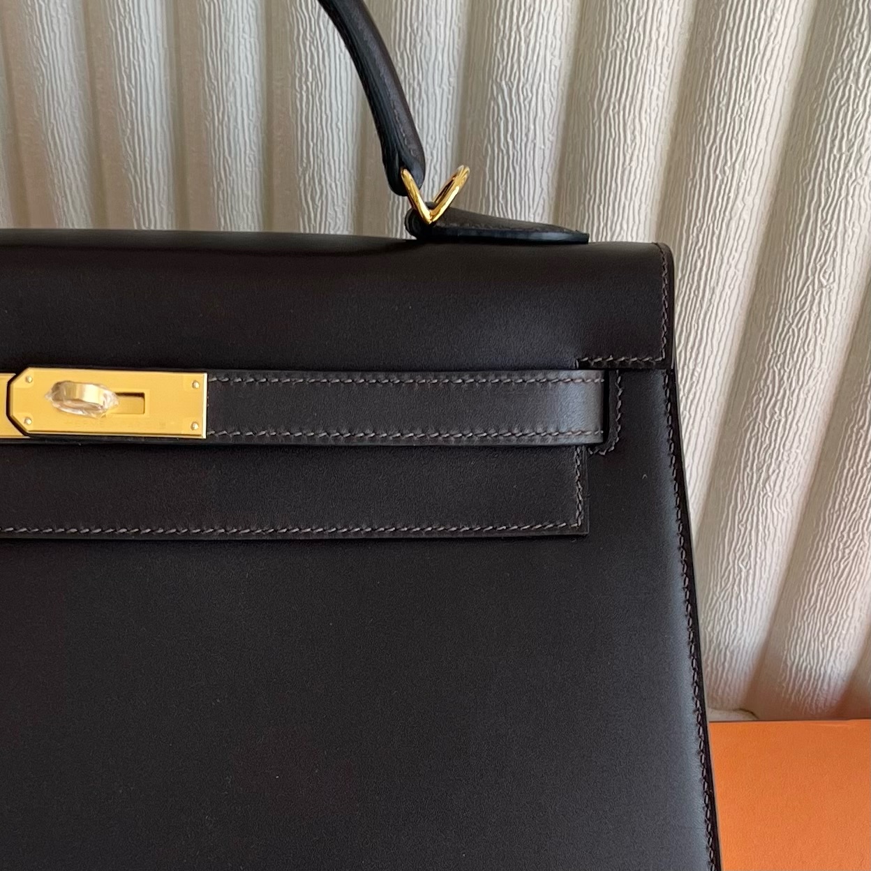 Kelly 32cm Barenia plain saddle leather Color: 46 ebony color Ebene fully handmade wax stitching Original hardware hand-engraved Gold buckle customized✈️ - Image 2