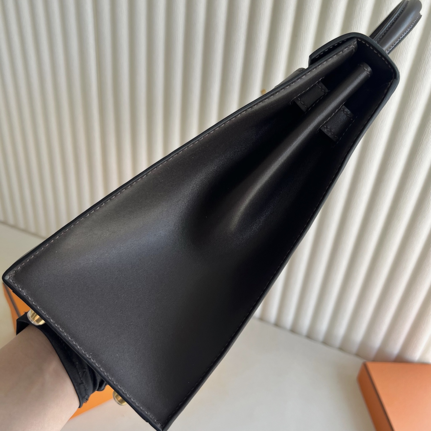 Kelly 32cm Barenia plain saddle leather Color: 46 ebony color Ebene fully handmade wax stitching Original hardware hand-engraved Gold buckle customized✈️ - Image 3