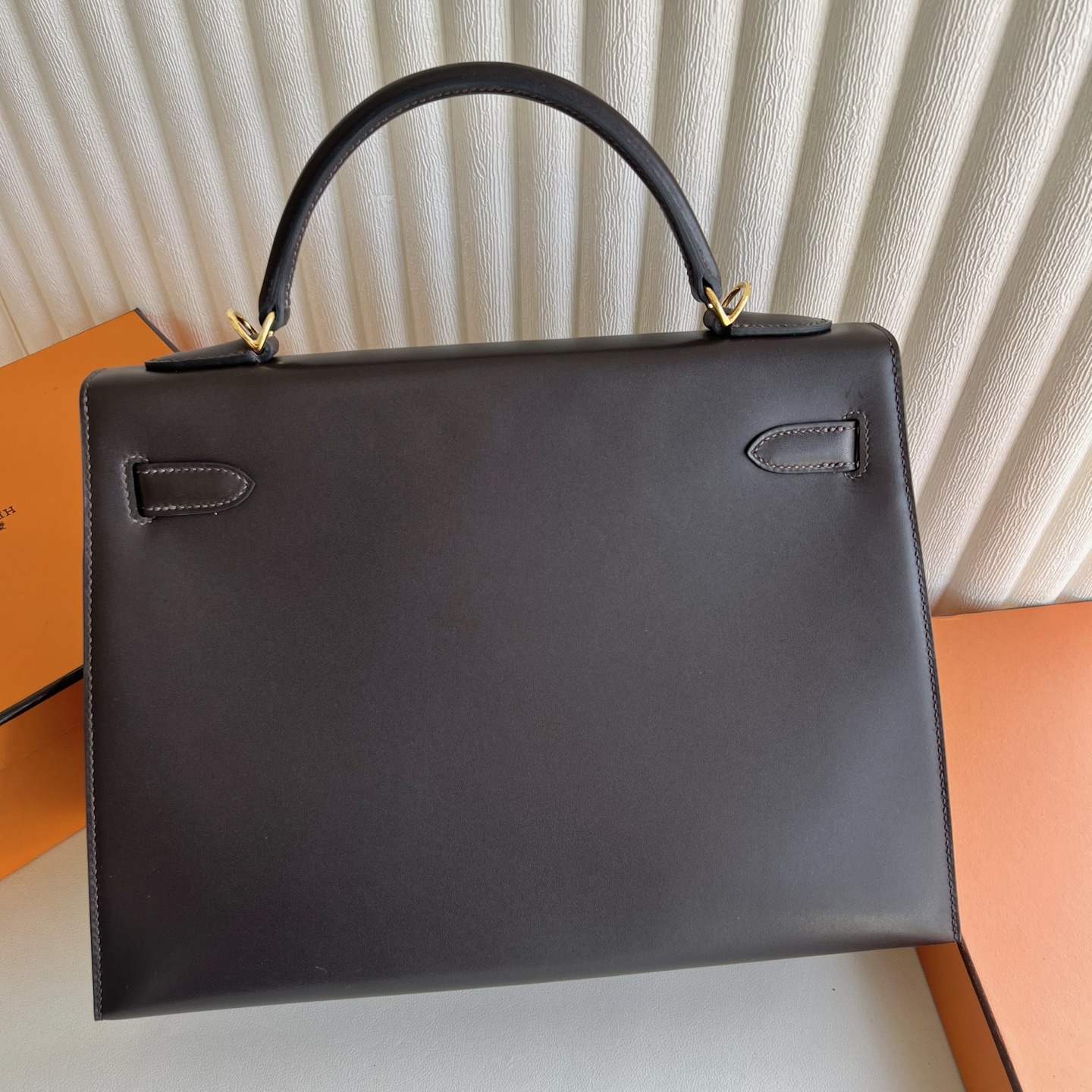 Kelly 32cm Barenia plain saddle leather Color: 46 ebony color Ebene fully handmade wax stitching Original hardware hand-engraved Gold buckle customized✈️ - Image 4