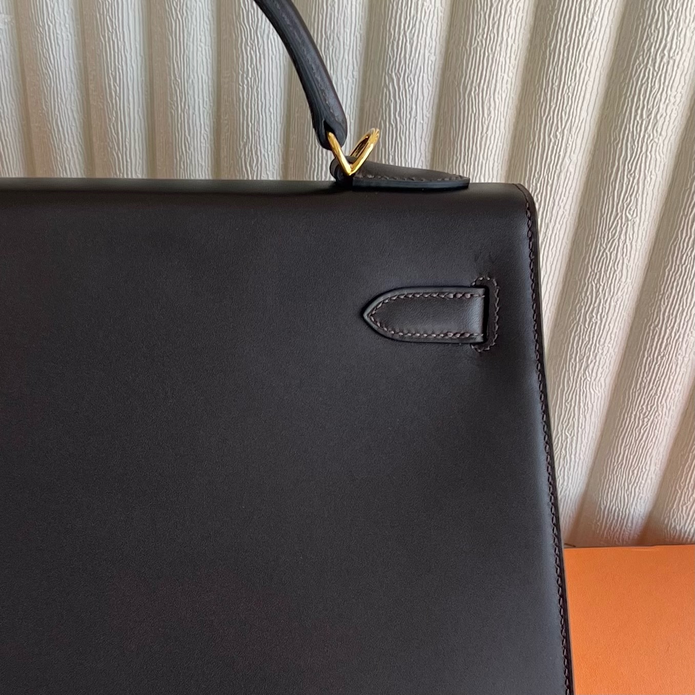 Kelly 32cm Barenia plain saddle leather Color: 46 ebony color Ebene fully handmade wax stitching Original hardware hand-engraved Gold buckle customized✈️ - Image 5