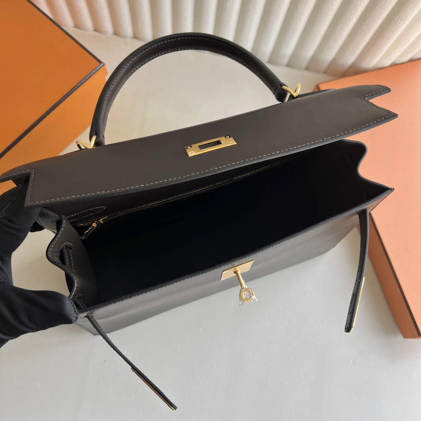 Kelly 32cm Barenia plain saddle leather Color: 46 ebony color Ebene fully handmade wax stitching Original hardware hand-engraved Gold buckle customized✈️ - Image 6