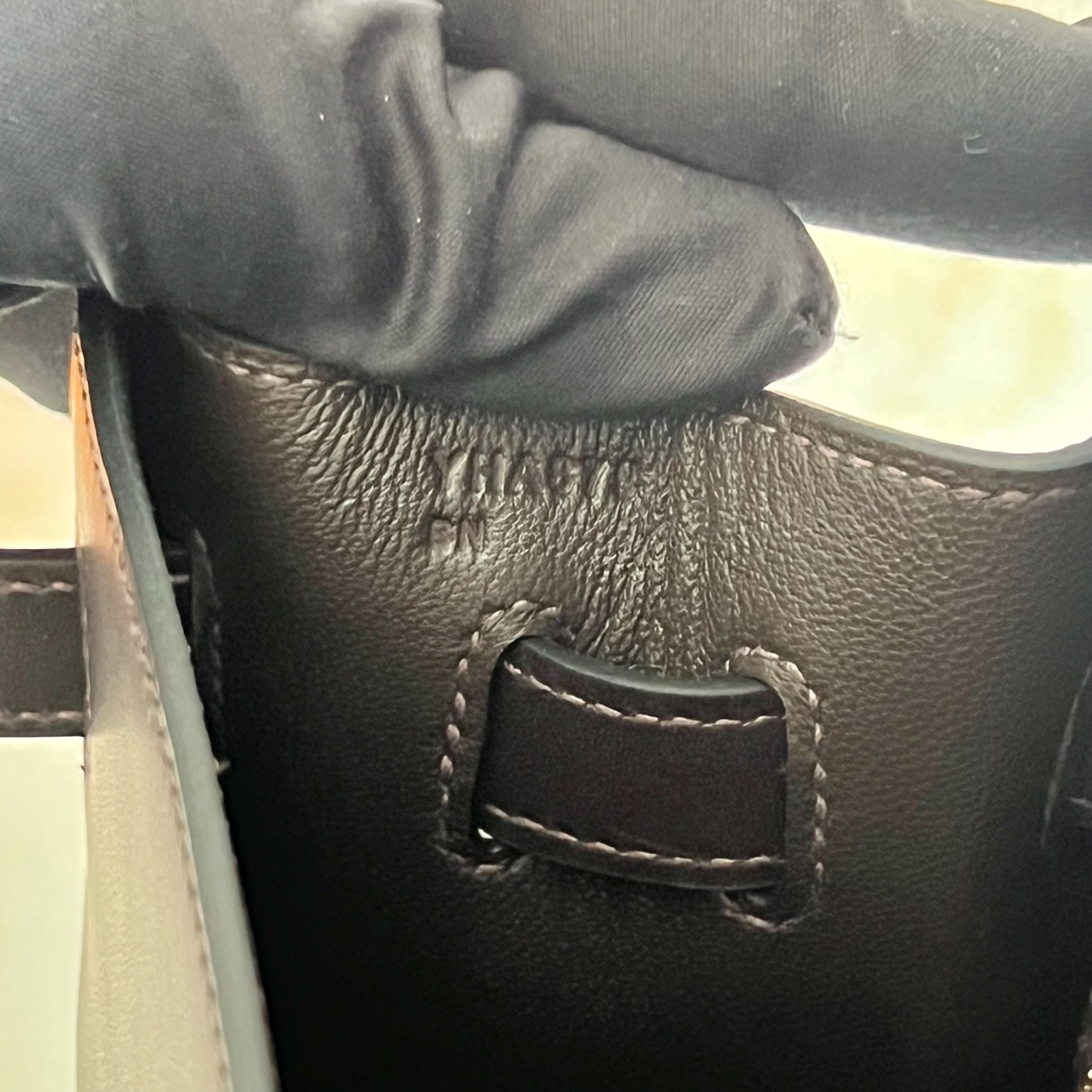 Kelly 32cm Barenia plain saddle leather Color: 46 ebony color Ebene fully handmade wax stitching Original hardware hand-engraved Gold buckle customized✈️ - Image 8