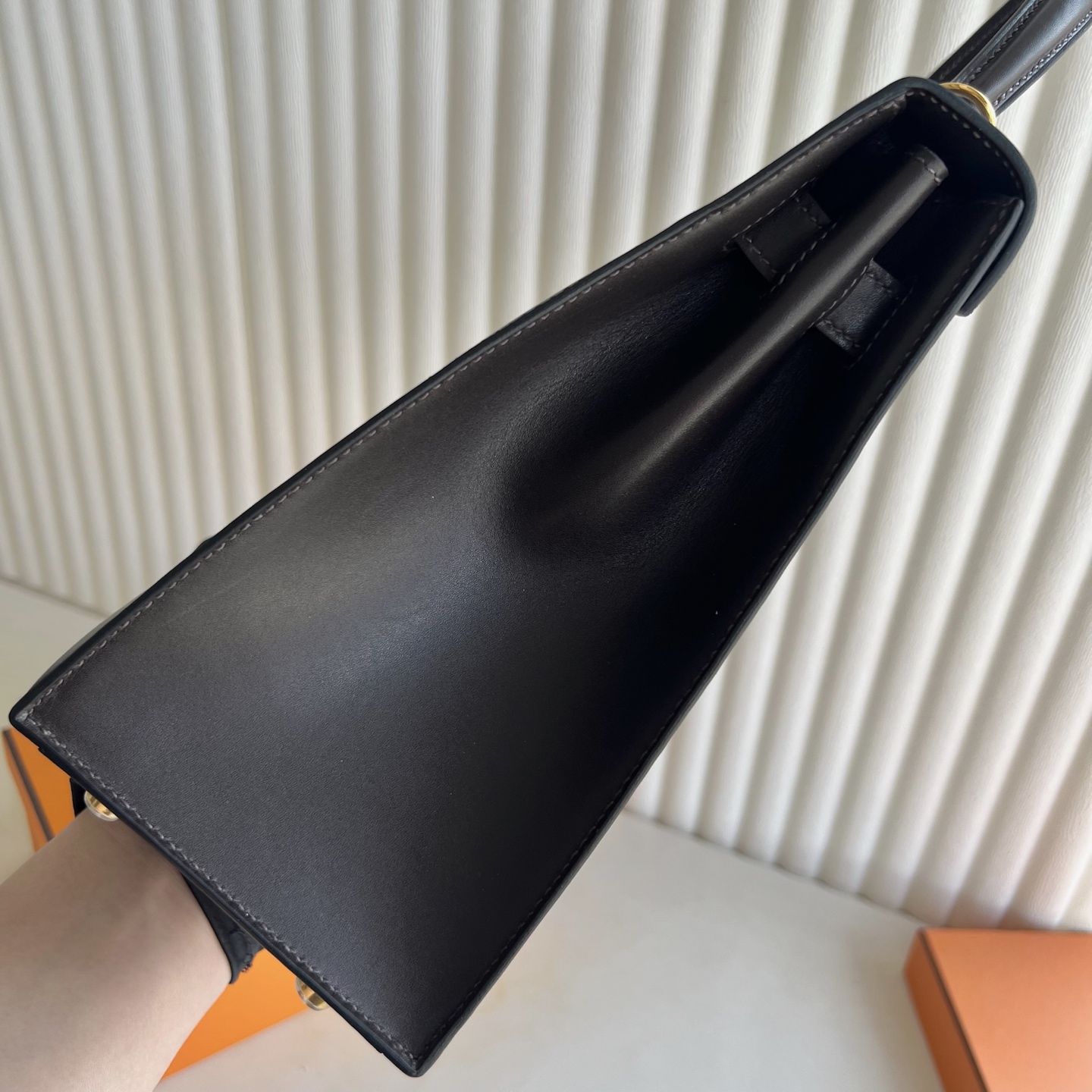 Kelly 32cm Barenia plain saddle leather Color: 46 ebony color Ebene fully handmade wax stitching Original hardware hand-engraved Gold buckle customized✈️ - Image 9