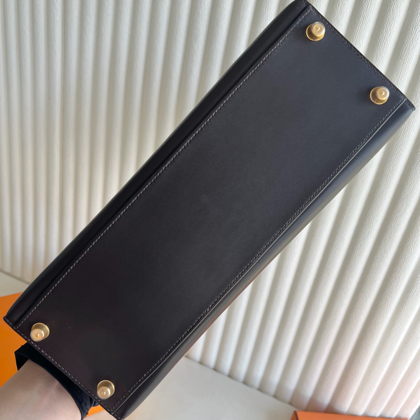 Kelly 32cm Barenia plain saddle leather Color: 46 ebony color Ebene fully handmade wax stitching Original hardware hand-engraved Gold buckle customized✈️ - Image 10