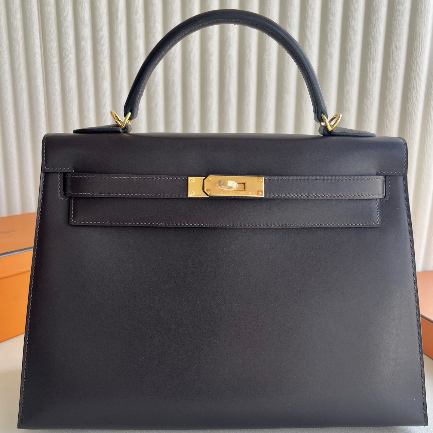 Kelly 32cm Barenia plain saddle leather Color: 46 ebony color Ebene fully handmade wax stitching Original hardware hand-engraved Gold buckle customized✈️ - Image 11