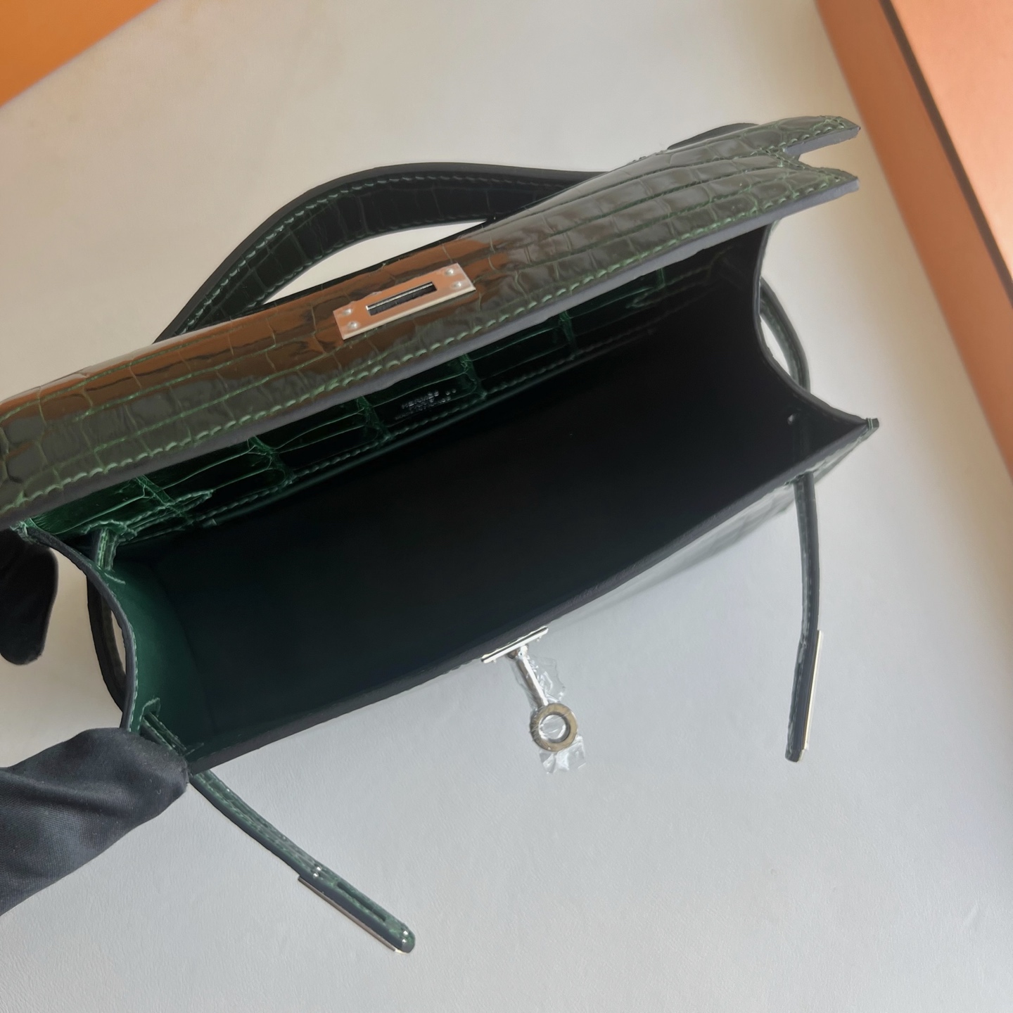 MiniKelly Pochette 22cm Glossy Nile Crocodile Shiny Nilo Crocodile Color: Ck67 emerald Vert Fonce fully handmade wax stitching Silver buckle customized✈️ - Image 6