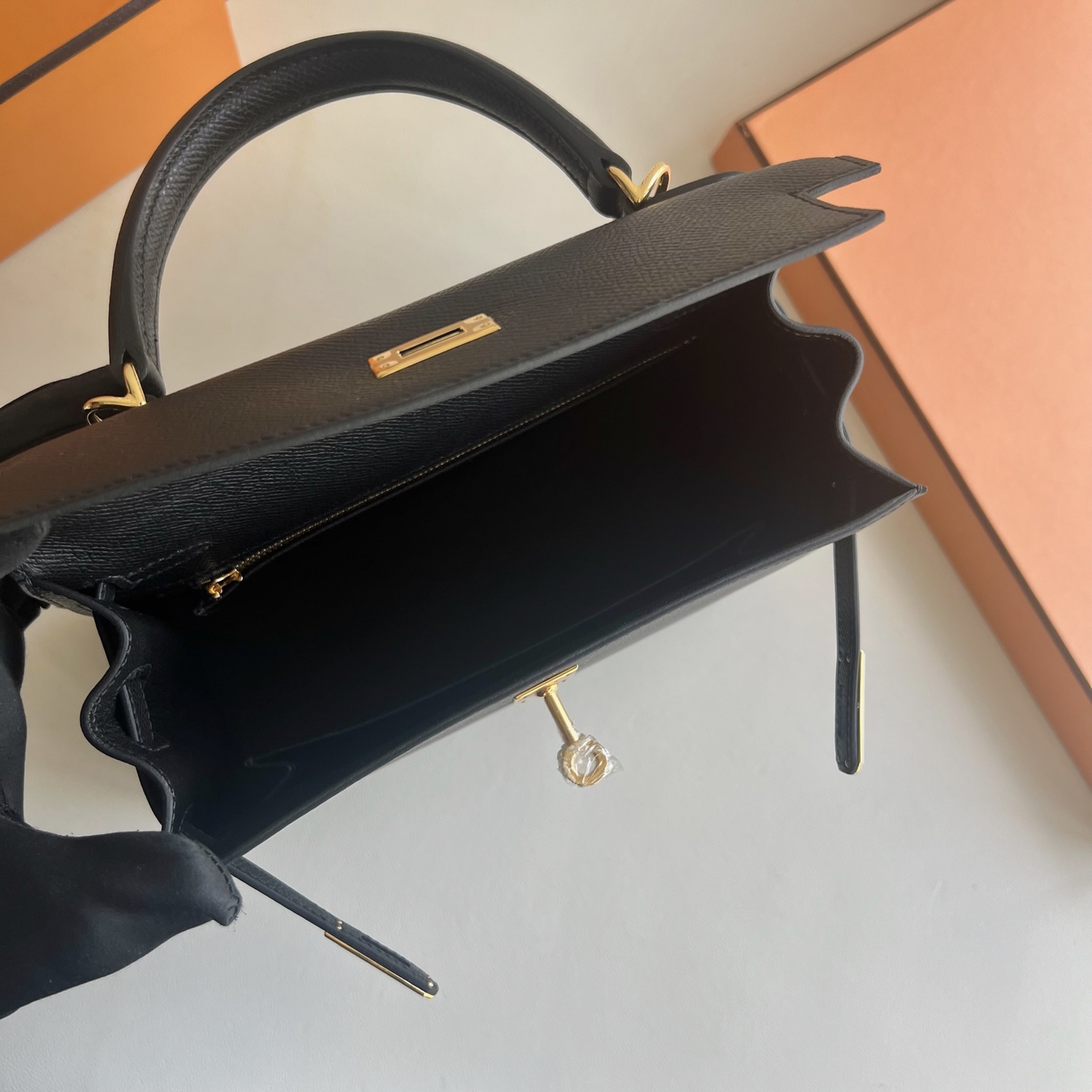 Kelly 25cm Epsom Color: Ck89 black Noir fully handmade wax thread sewing Original hardware hand-engraved Gold buckle customized✈️ - Image 6