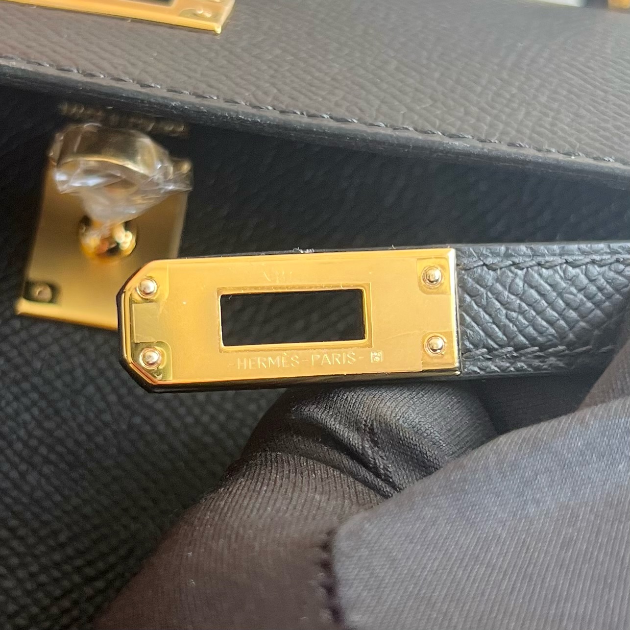 Kelly 25cm Epsom Color: Ck89 black Noir fully handmade wax thread sewing Original hardware hand-engraved Gold buckle customized✈️ - Image 8