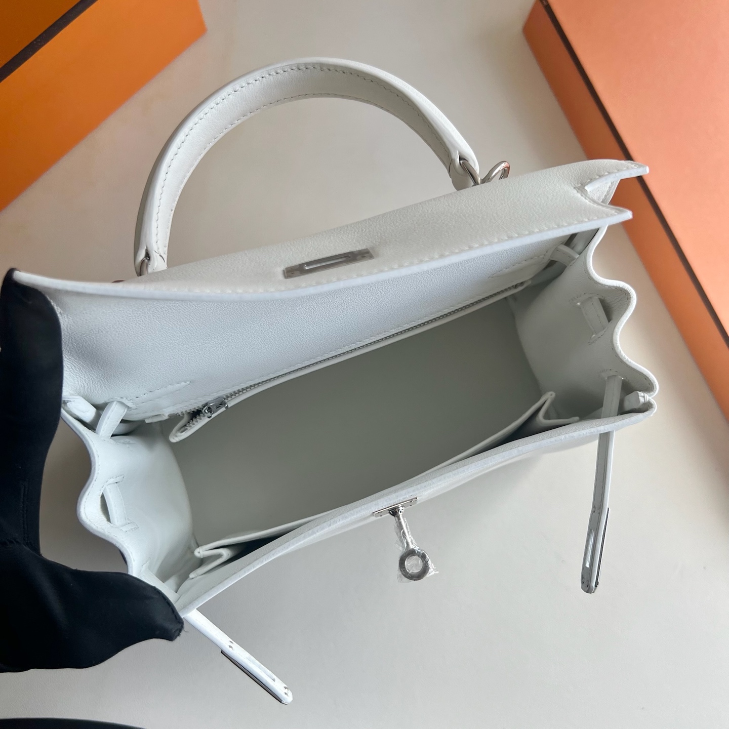 Kelly 25cm Swift original imported plain leather Color: 01 pure white, white silver buckle, fully handmade wax stitching Silver buckle customized✈️ - Image 6