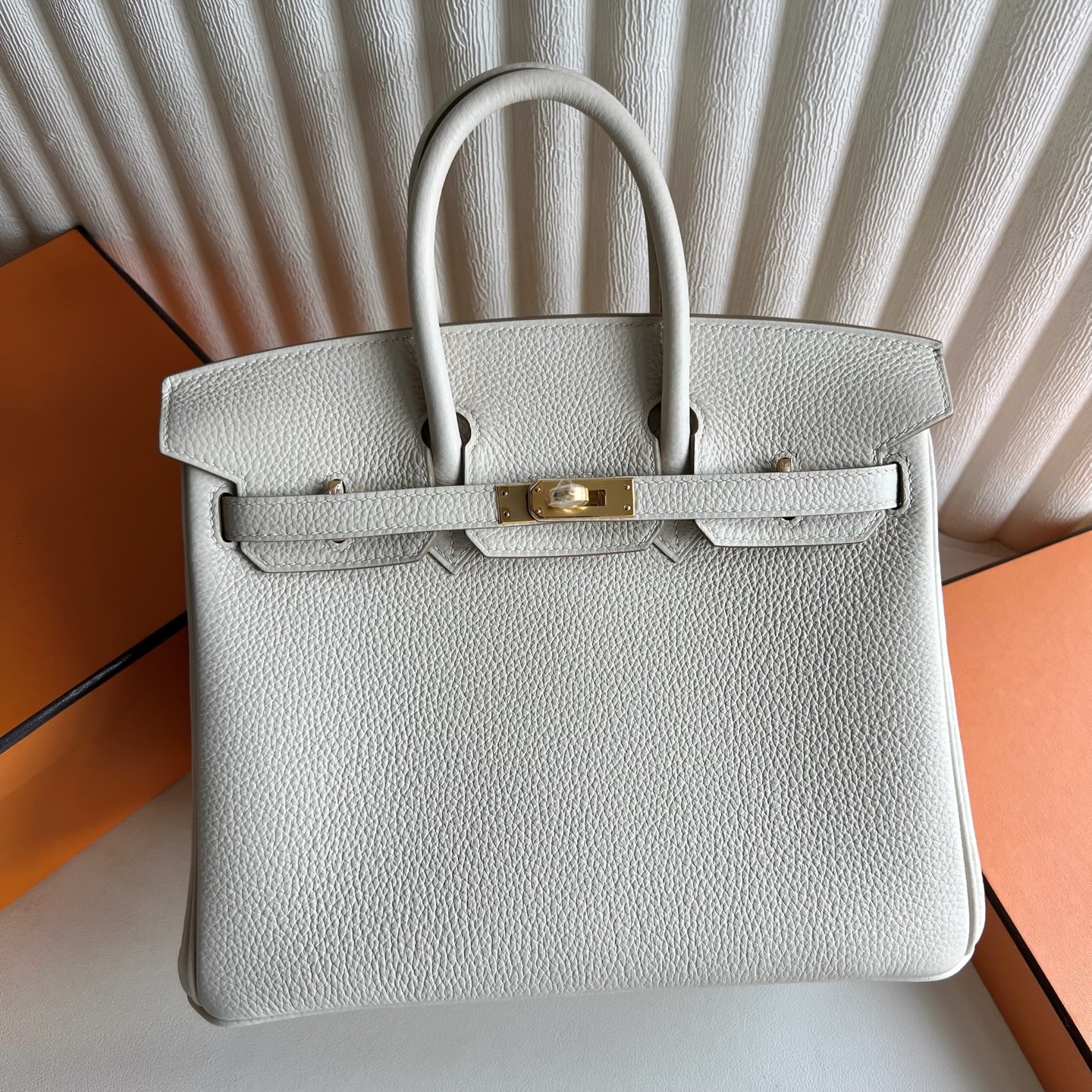 Birkin 25cm Togo original calfskin imported from Germany Color: Ck10 milkshake white Craie fully handmade wax stitching Original hardware hand-engraved Gold buckle customized✈️