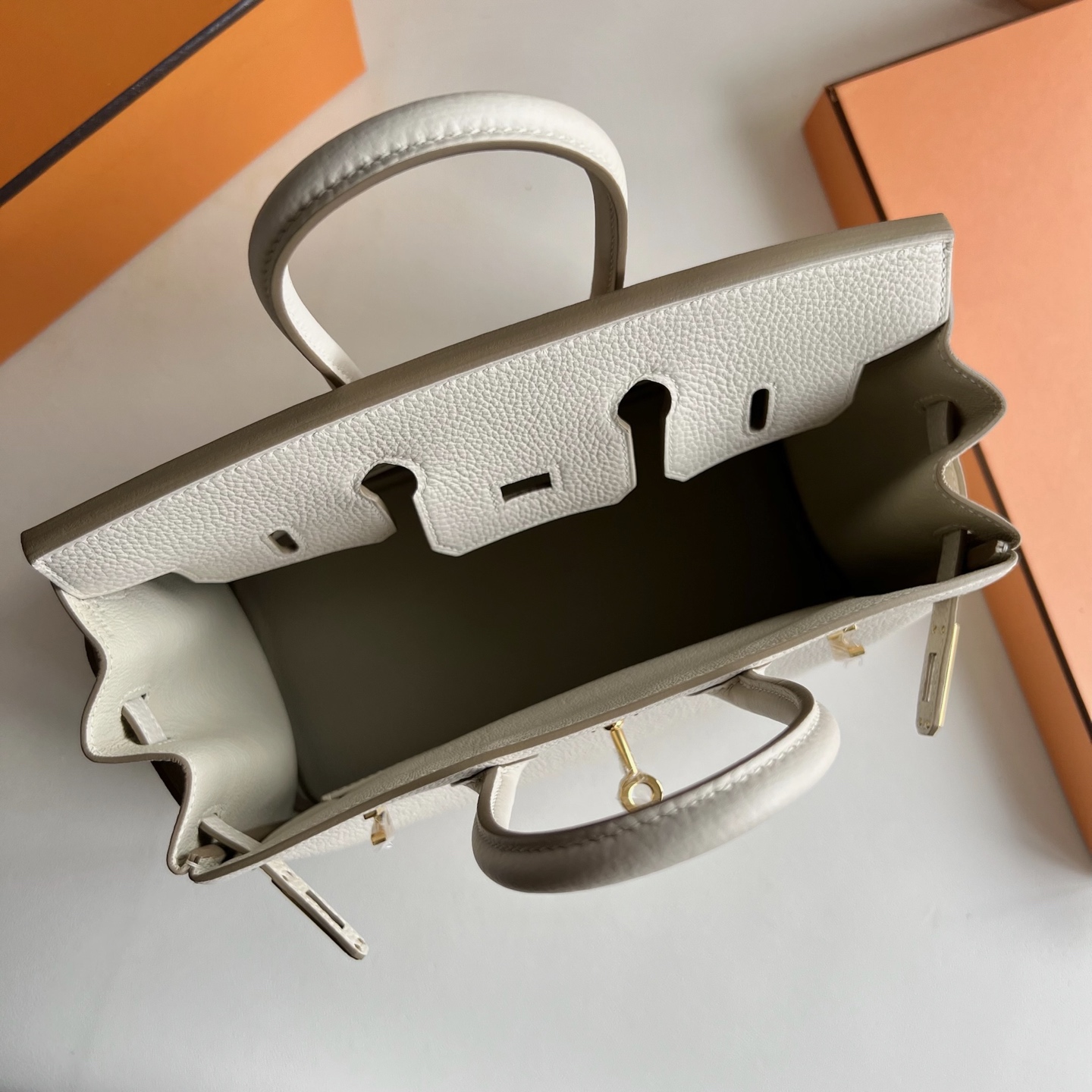 Birkin 25cm Togo original calfskin imported from Germany Color: Ck10 milkshake white Craie fully handmade wax stitching Original hardware hand-engraved Gold buckle customized✈️ - Image 7