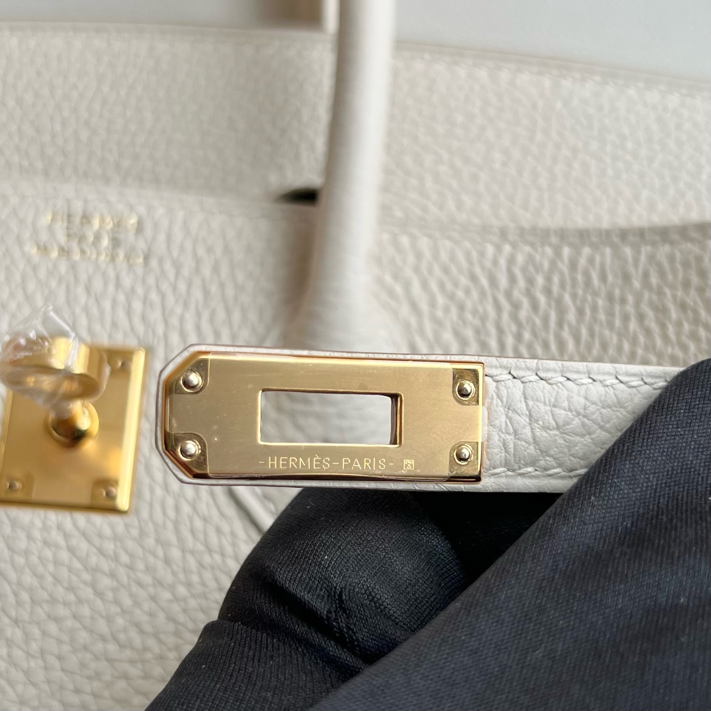Birkin 25cm Togo original calfskin imported from Germany Color: Ck10 milkshake white Craie fully handmade wax stitching Original hardware hand-engraved Gold buckle customized✈️ - Image 9