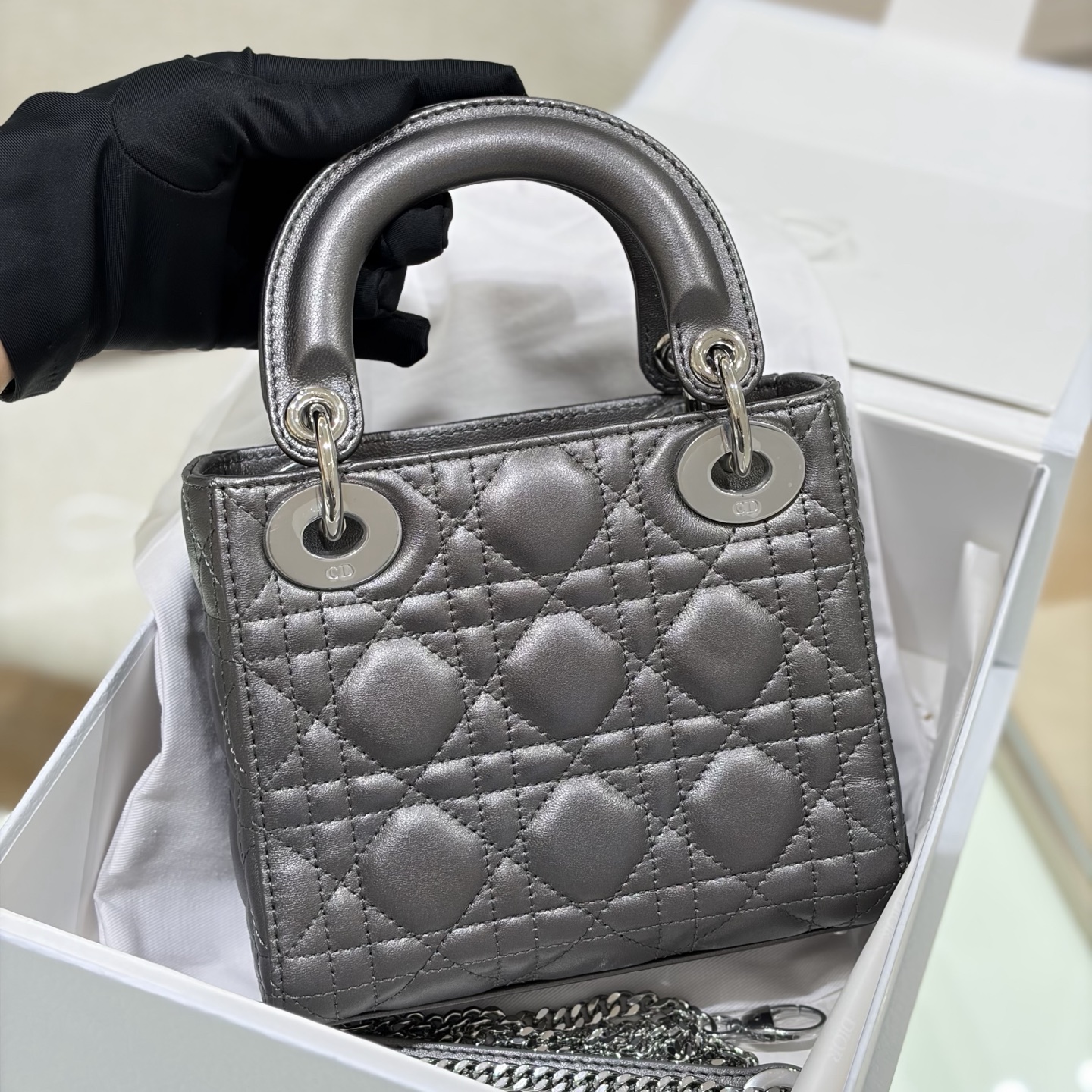 ใ๐๐-๐๐๐๐ฒ๐๐Bow Tie Metallic Grayใโฃ๏ธReady Stockโฃ๏ธ The soft and fufu sheepskin texture, the rhombus pattern is soft but not collapsed, and the iconic bow pendant will make a girl's heart full - Image 2