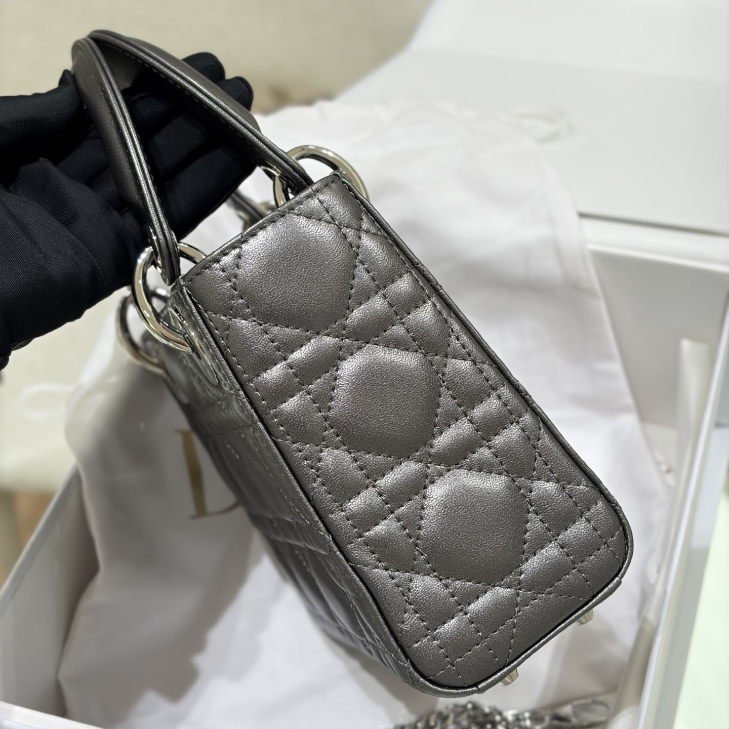 ใ๐๐-๐๐๐๐ฒ๐๐Bow Tie Metallic Grayใโฃ๏ธReady Stockโฃ๏ธ The soft and fufu sheepskin texture, the rhombus pattern is soft but not collapsed, and the iconic bow pendant will make a girl's heart full - Image 3