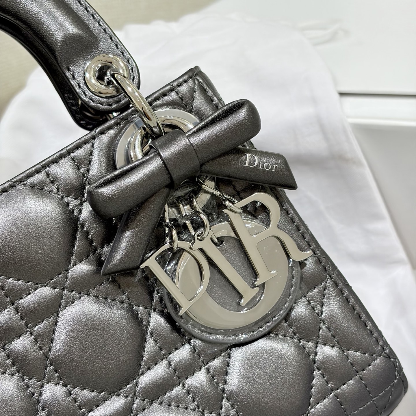 ใ๐๐-๐๐๐๐ฒ๐๐Bow Tie Metallic Grayใโฃ๏ธReady Stockโฃ๏ธ The soft and fufu sheepskin texture, the rhombus pattern is soft but not collapsed, and the iconic bow pendant will make a girl's heart full - Image 4