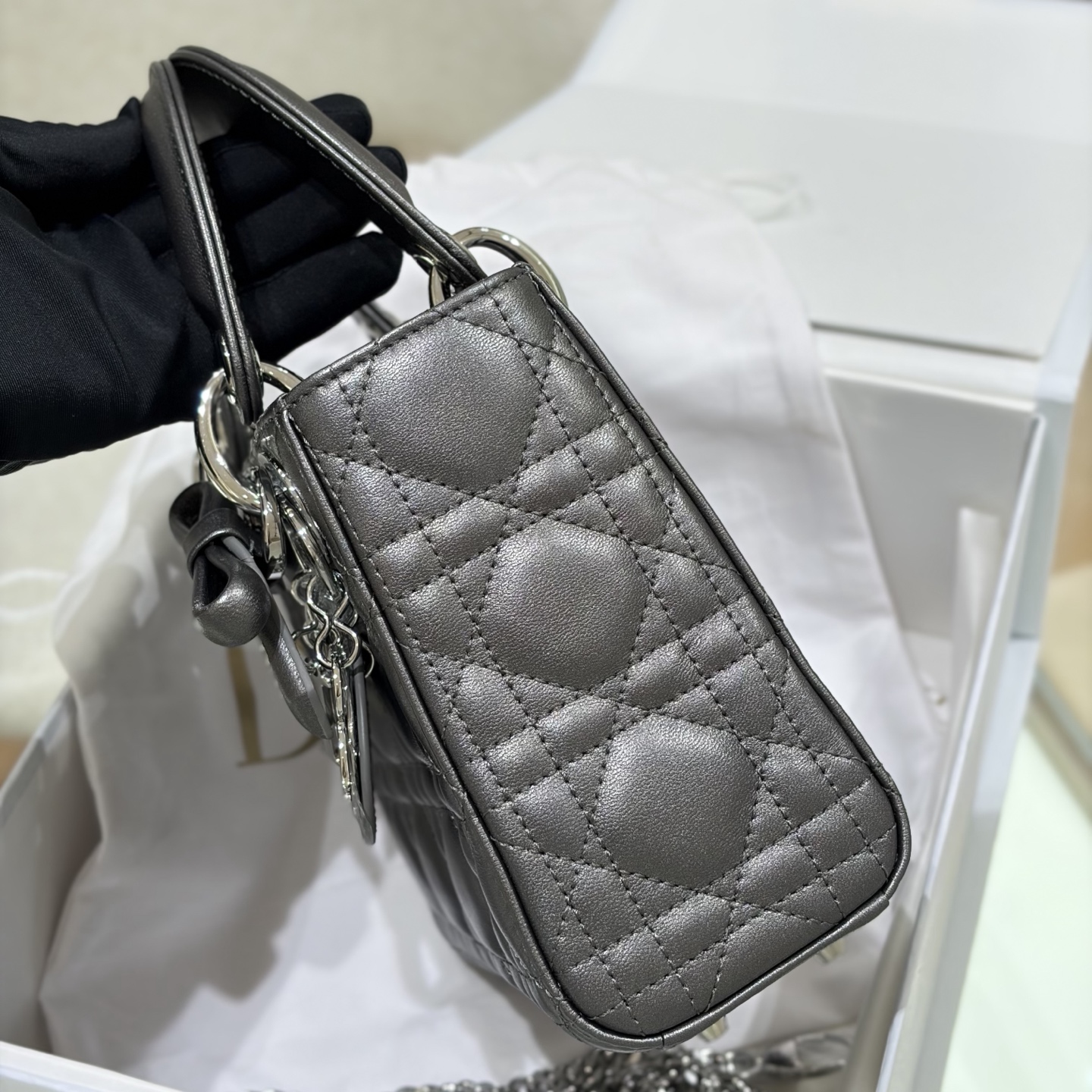 ใ๐๐-๐๐๐๐ฒ๐๐Bow Tie Metallic Grayใโฃ๏ธReady Stockโฃ๏ธ The soft and fufu sheepskin texture, the rhombus pattern is soft but not collapsed, and the iconic bow pendant will make a girl's heart full - Image 5