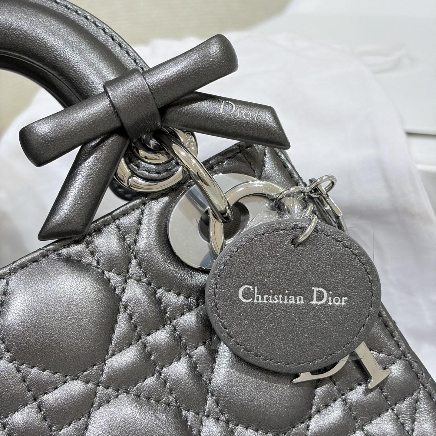 ใ๐๐-๐๐๐๐ฒ๐๐Bow Tie Metallic Grayใโฃ๏ธReady Stockโฃ๏ธ The soft and fufu sheepskin texture, the rhombus pattern is soft but not collapsed, and the iconic bow pendant will make a girl's heart full - Image 6