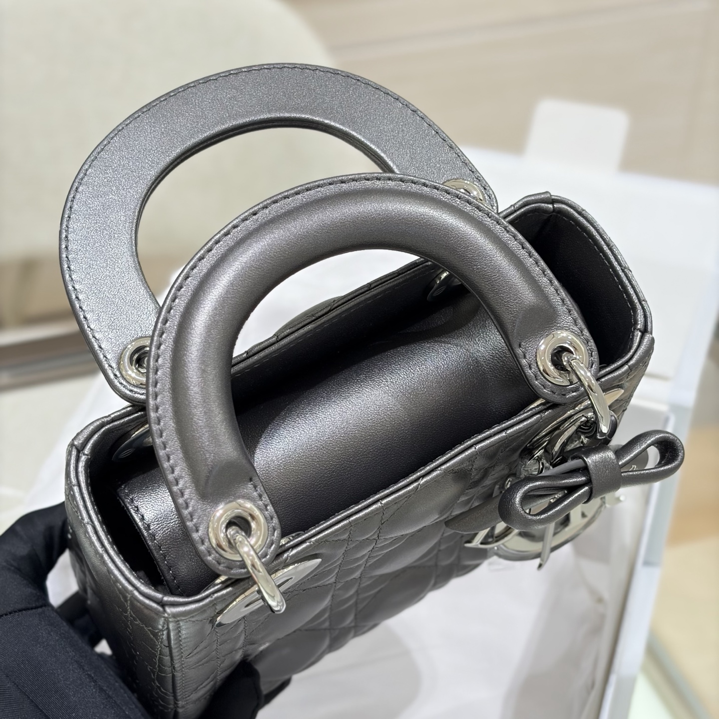 ใ๐๐-๐๐๐๐ฒ๐๐Bow Tie Metallic Grayใโฃ๏ธReady Stockโฃ๏ธ The soft and fufu sheepskin texture, the rhombus pattern is soft but not collapsed, and the iconic bow pendant will make a girl's heart full - Image 7