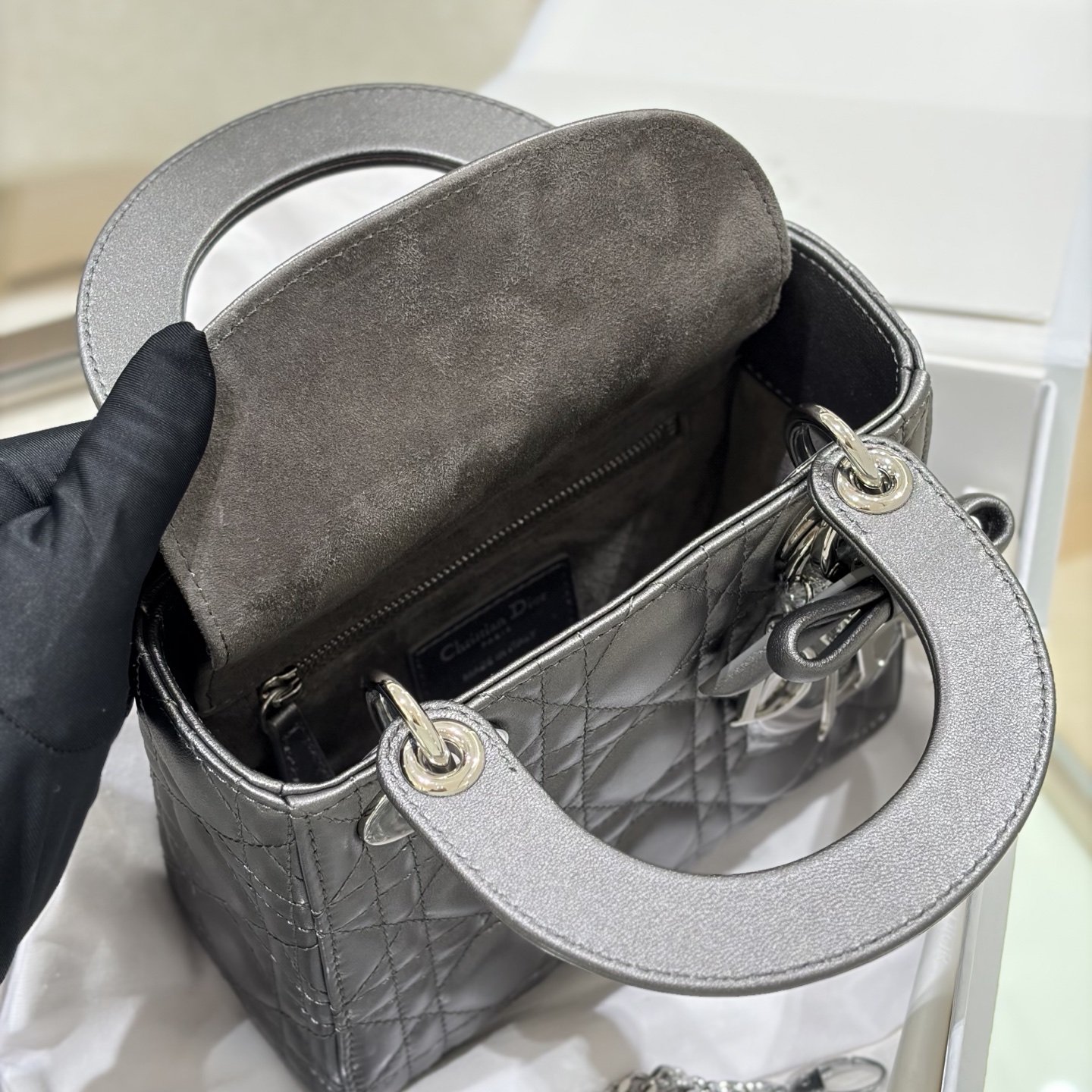 ใ๐๐-๐๐๐๐ฒ๐๐Bow Tie Metallic Grayใโฃ๏ธReady Stockโฃ๏ธ The soft and fufu sheepskin texture, the rhombus pattern is soft but not collapsed, and the iconic bow pendant will make a girl's heart full - Image 9