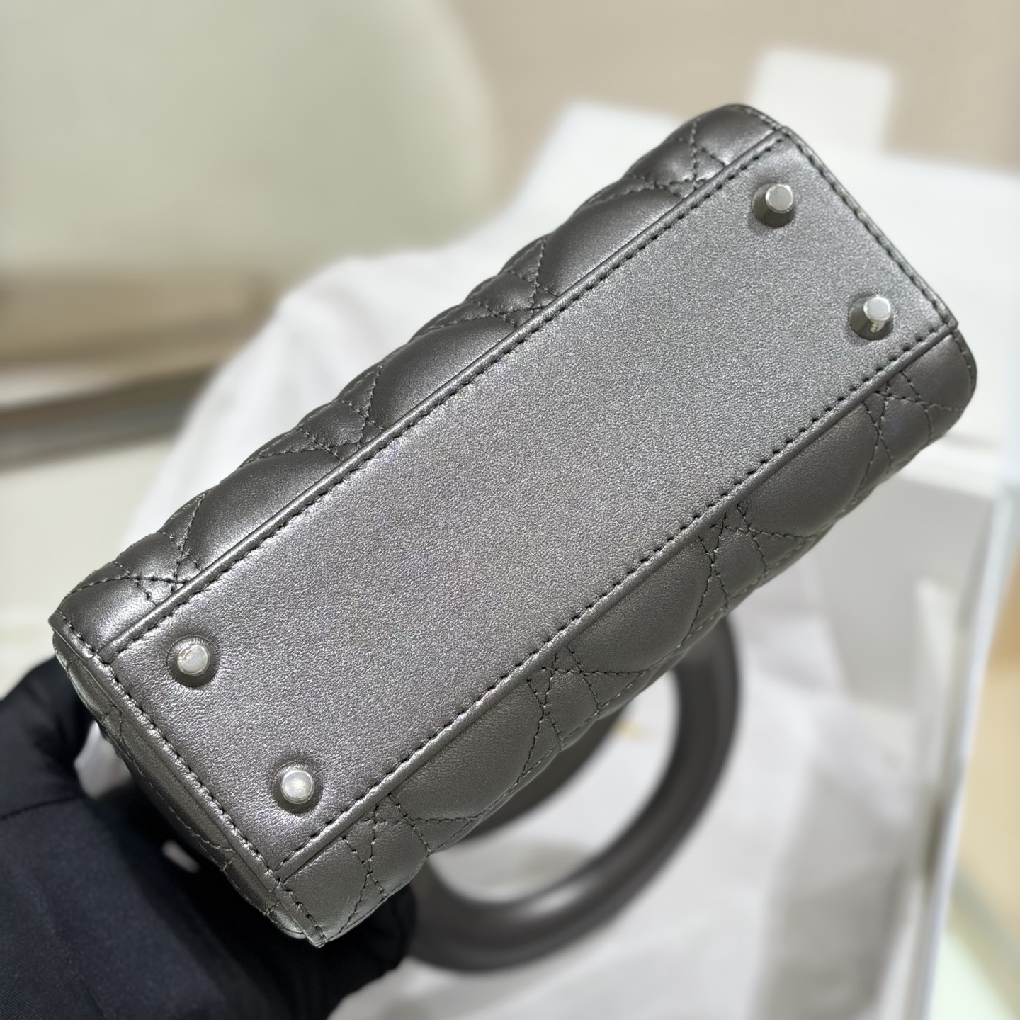ใ๐๐-๐๐๐๐ฒ๐๐Bow Tie Metallic Grayใโฃ๏ธReady Stockโฃ๏ธ The soft and fufu sheepskin texture, the rhombus pattern is soft but not collapsed, and the iconic bow pendant will make a girl's heart full - Image 10