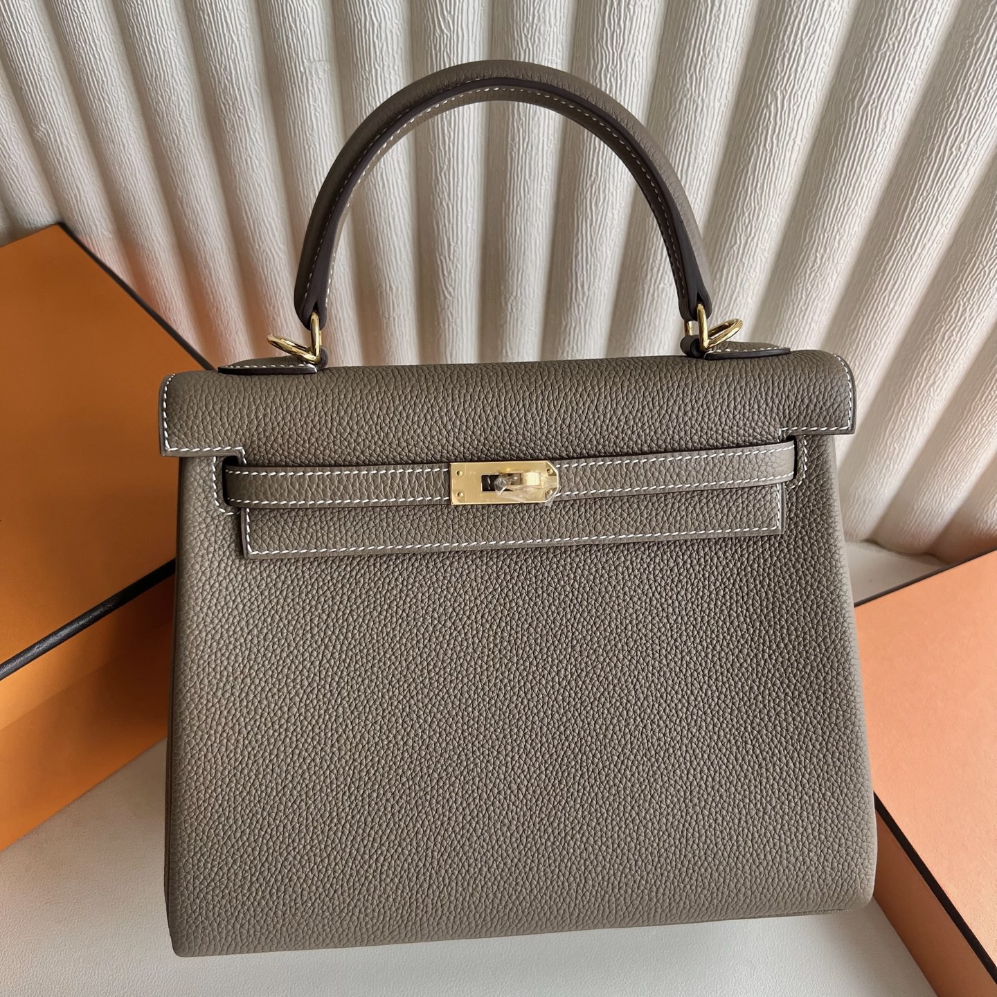 Kelly 25cm Togo original calfskin imported from Germany Color: 18 Elephant Gray Etoupe Fully handmade wax stitching Gold buckle Stock