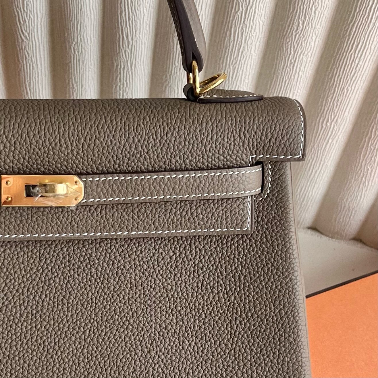 Kelly 25cm Togo original calfskin imported from Germany Color: 18 Elephant Gray Etoupe Fully handmade wax stitching Gold buckle Stock - Image 2
