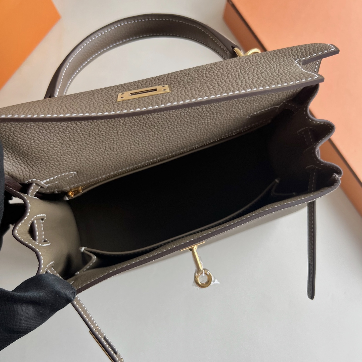 Kelly 25cm Togo original calfskin imported from Germany Color: 18 Elephant Gray Etoupe Fully handmade wax stitching Gold buckle Stock - Image 6