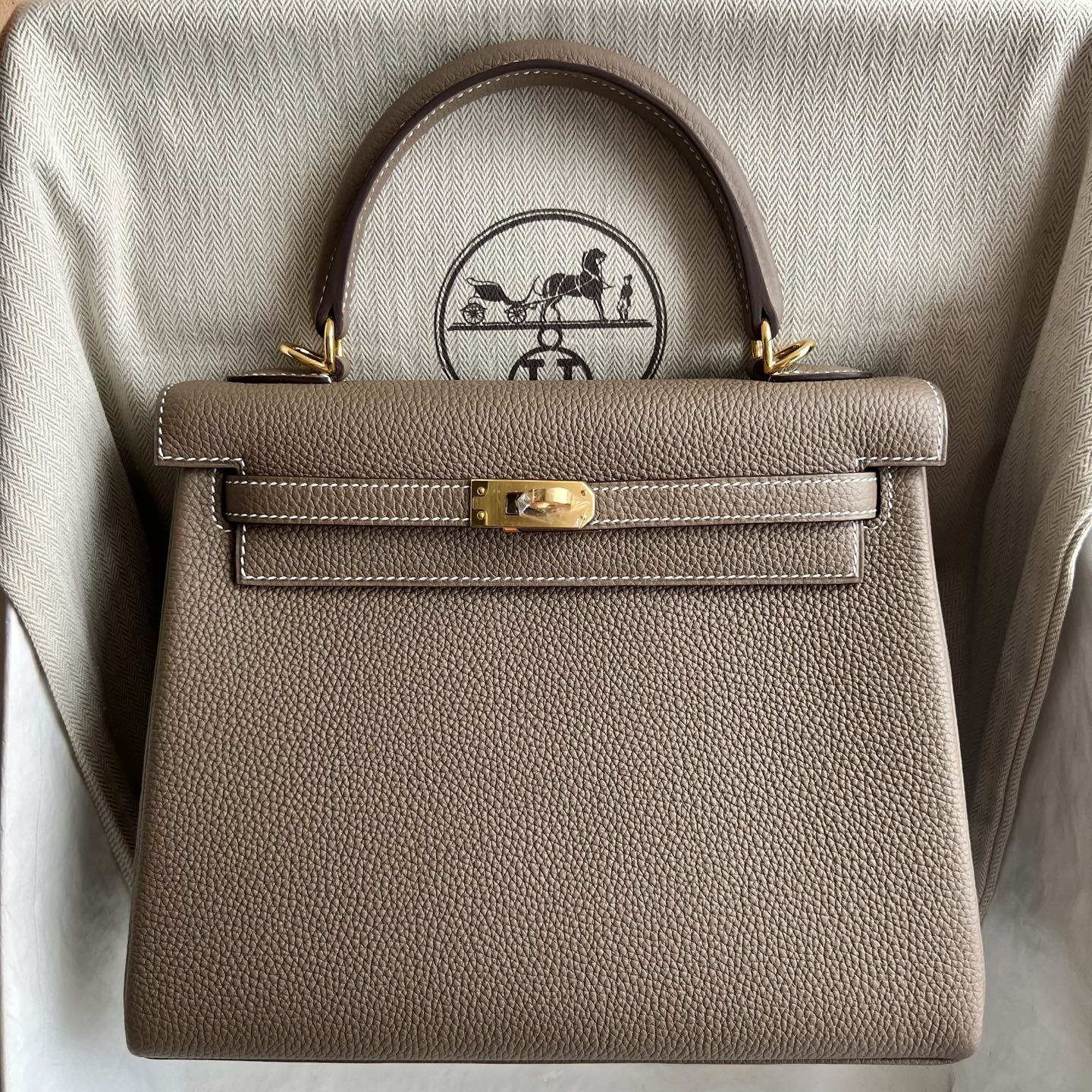 Kelly 25cm Togo original calfskin imported from Germany Color: 18 Elephant Gray Etoupe Fully handmade wax stitching Gold buckle Stock - Image 11