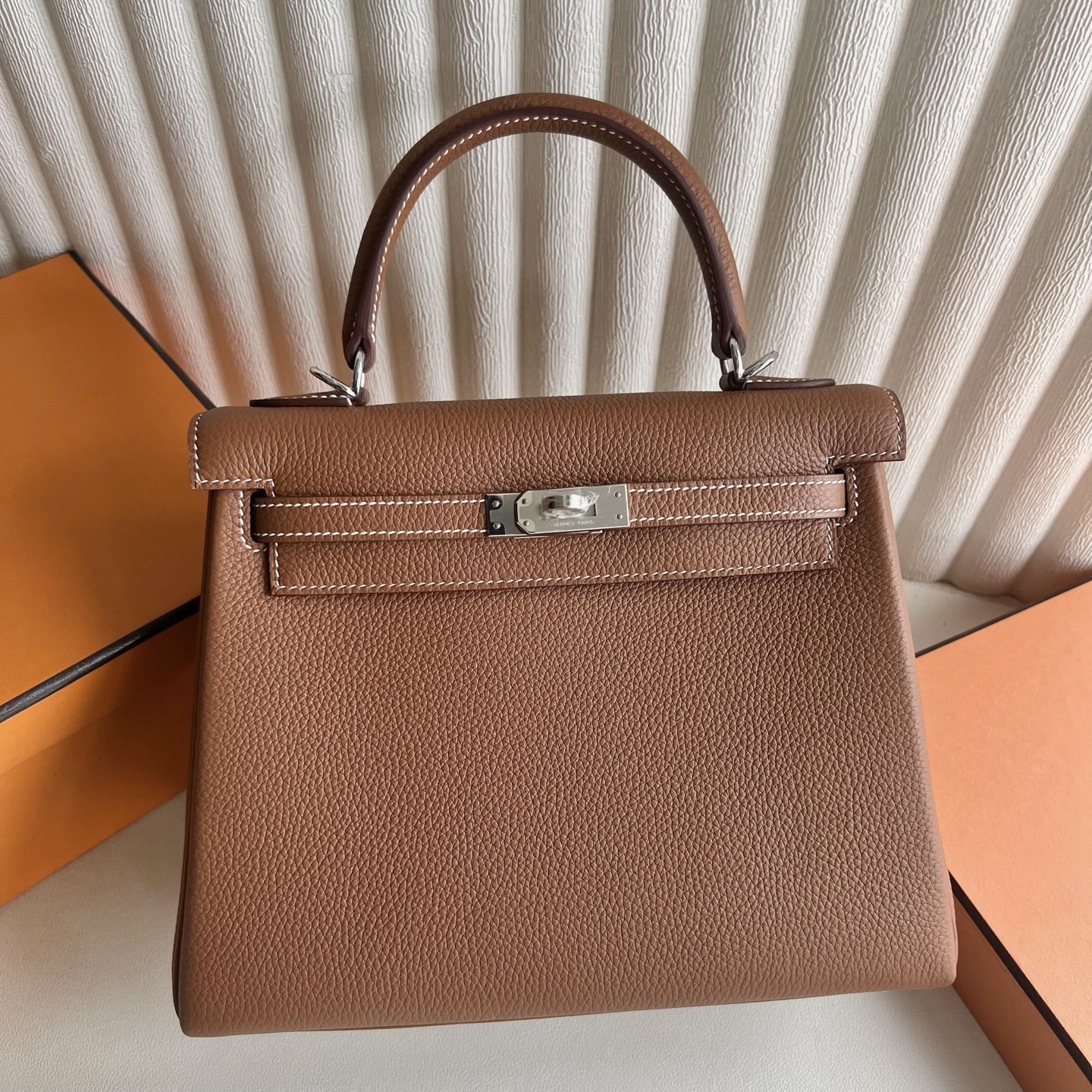 Kelly 25cm Togo Original calfskin imported from Germany Color: Ck37 golden brown Gold Fully handmade wax stitching Silver buckle Stock