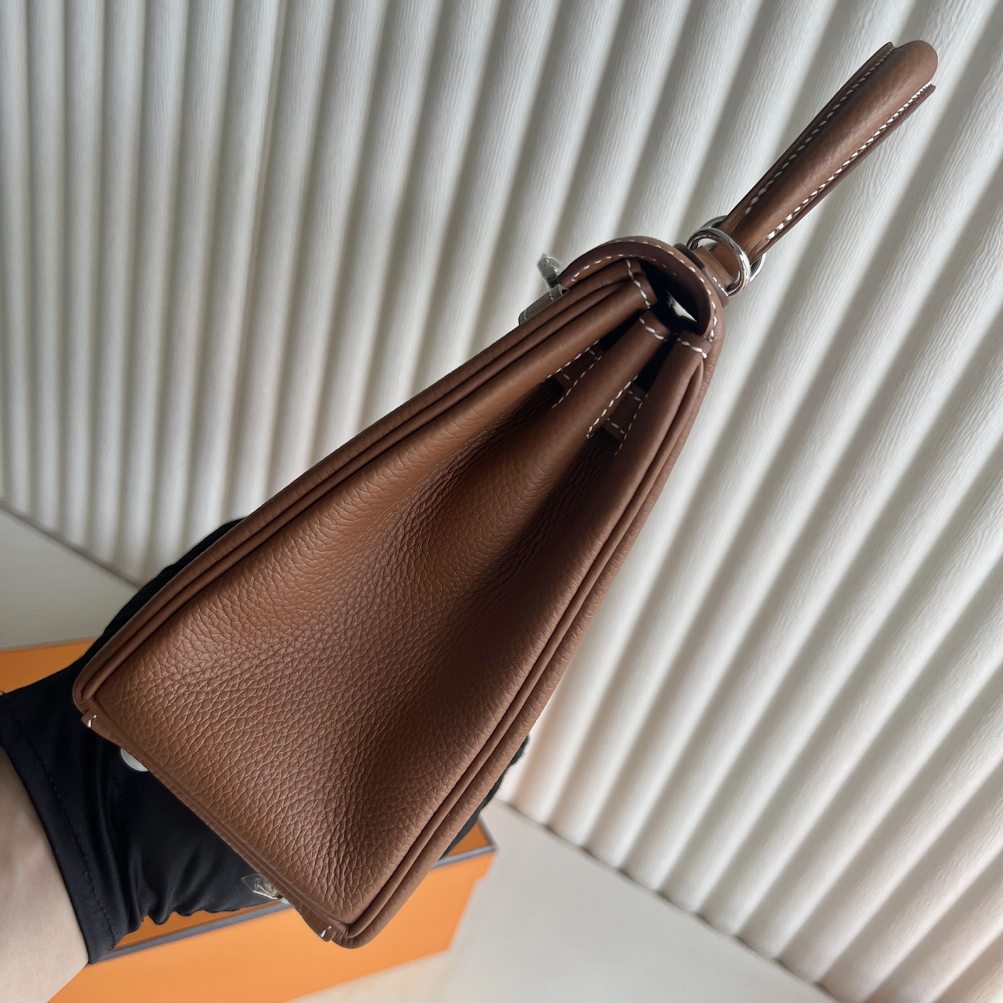 Kelly 25cm Togo Original calfskin imported from Germany Color: Ck37 golden brown Gold Fully handmade wax stitching Silver buckle Stock - Image 3