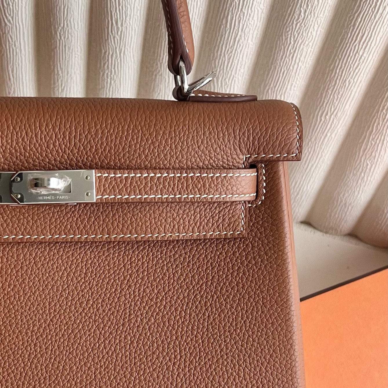 Kelly 25cm Togo Original calfskin imported from Germany Color: Ck37 golden brown Gold Fully handmade wax stitching Silver buckle Stock - Image 2