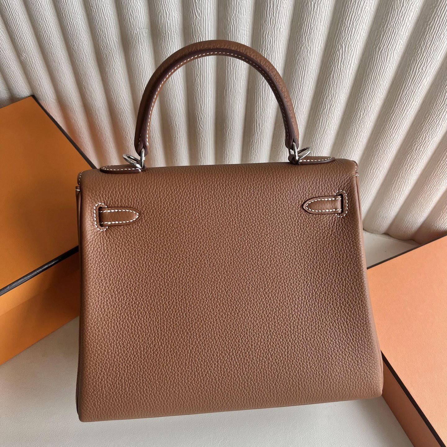Kelly 25cm Togo Original calfskin imported from Germany Color: Ck37 golden brown Gold Fully handmade wax stitching Silver buckle Stock - Image 4