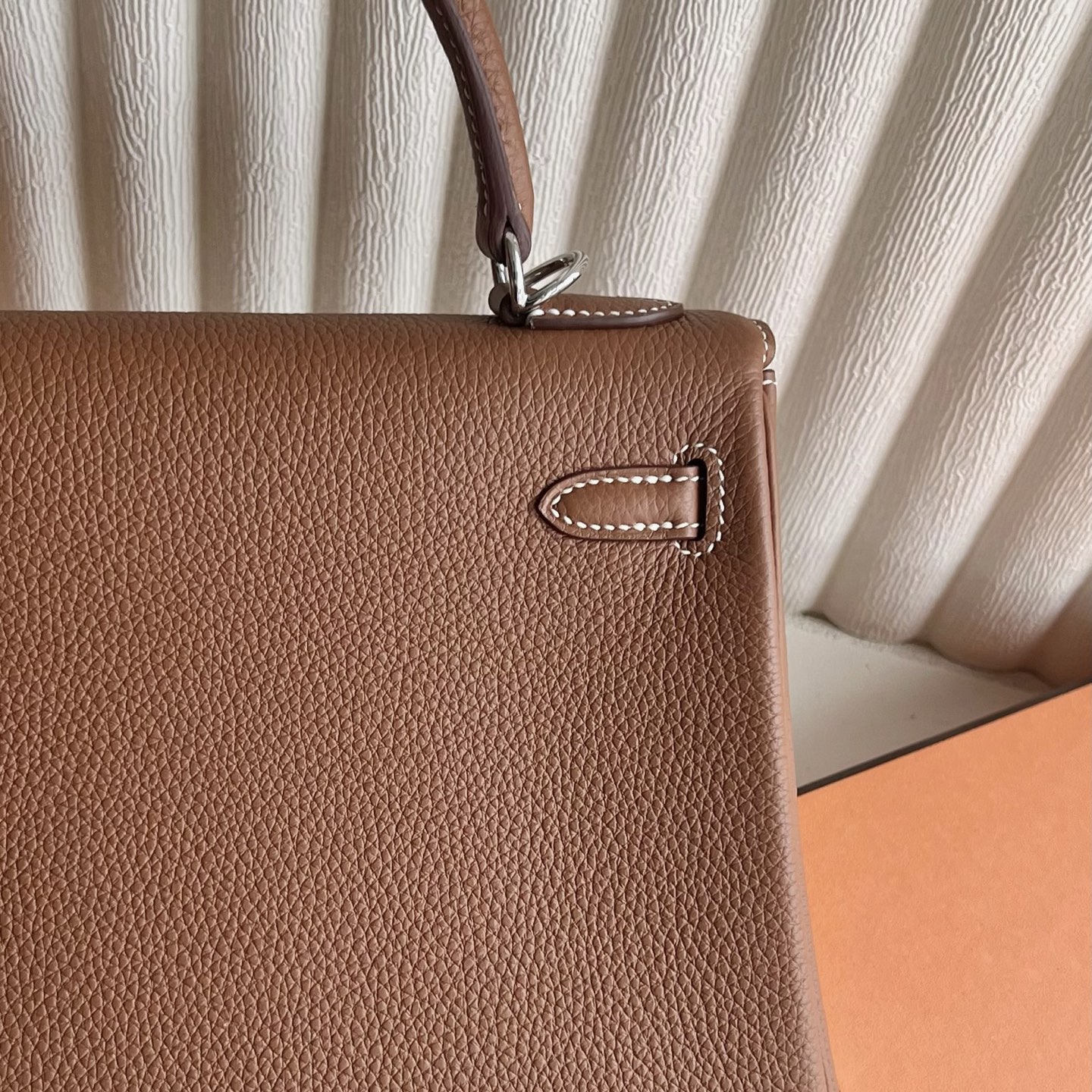 Kelly 25cm Togo Original calfskin imported from Germany Color: Ck37 golden brown Gold Fully handmade wax stitching Silver buckle Stock - Image 5