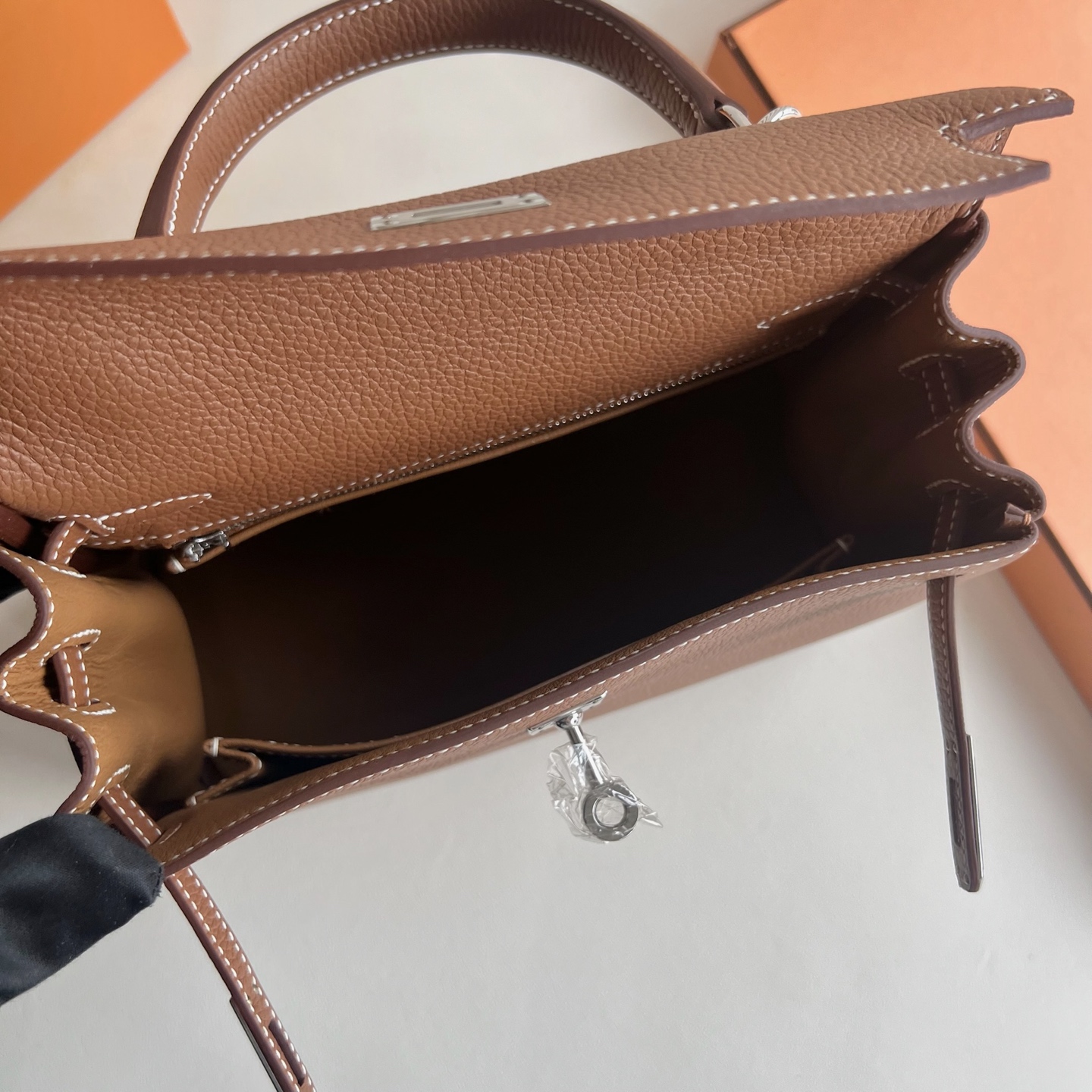 Kelly 25cm Togo Original calfskin imported from Germany Color: Ck37 golden brown Gold Fully handmade wax stitching Silver buckle Stock - Image 6