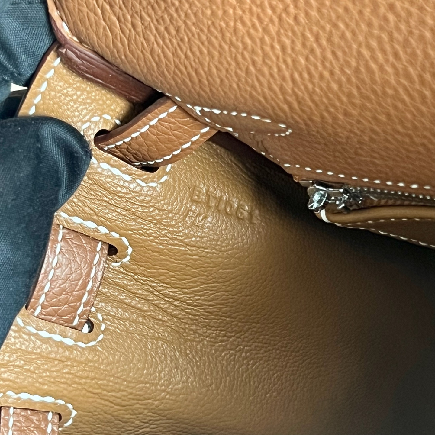 Kelly 25cm Togo Original calfskin imported from Germany Color: Ck37 golden brown Gold Fully handmade wax stitching Silver buckle Stock - Image 8